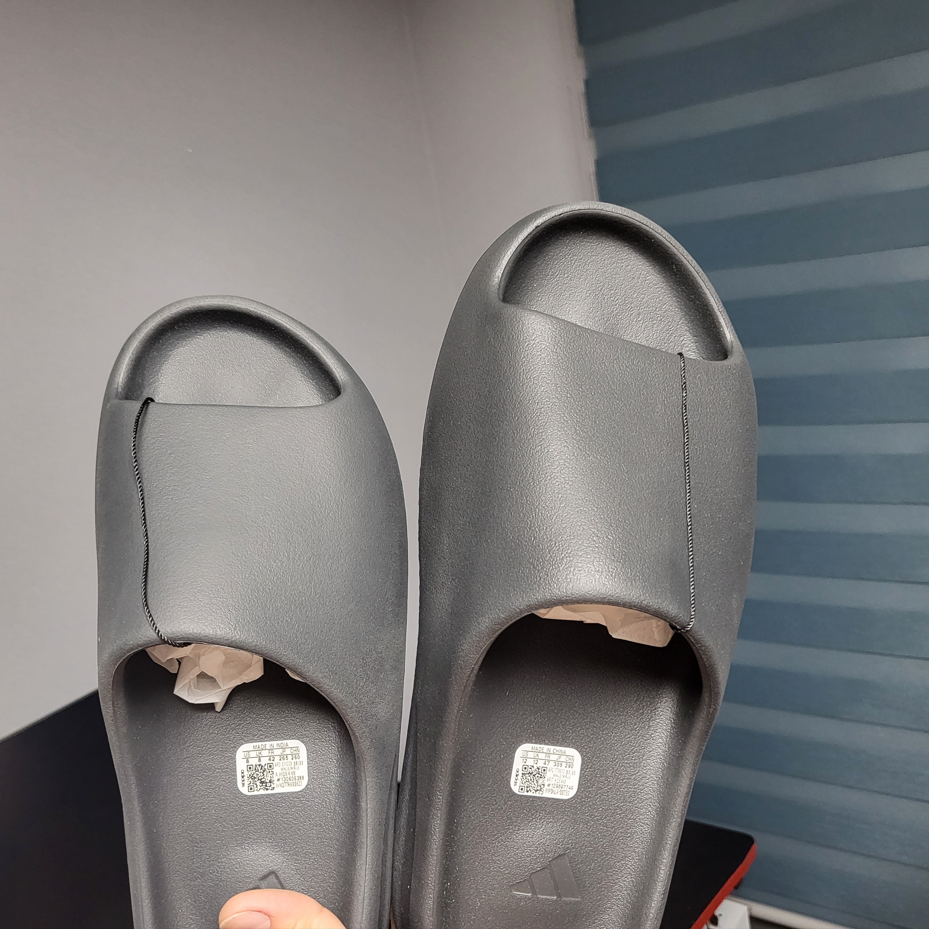 Adidas Yeezy Slide Onyx 착용 스타일