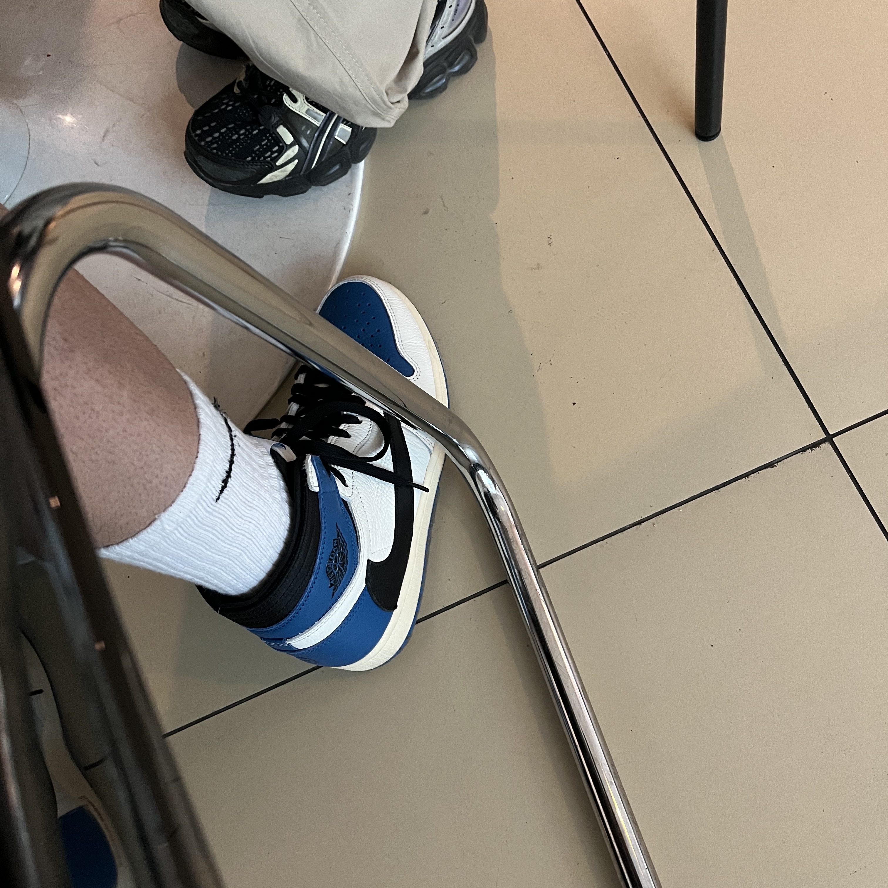 Jordan 1 x Travis Scott x Fragment Retro High OG SP Military Blue 착용 스타일