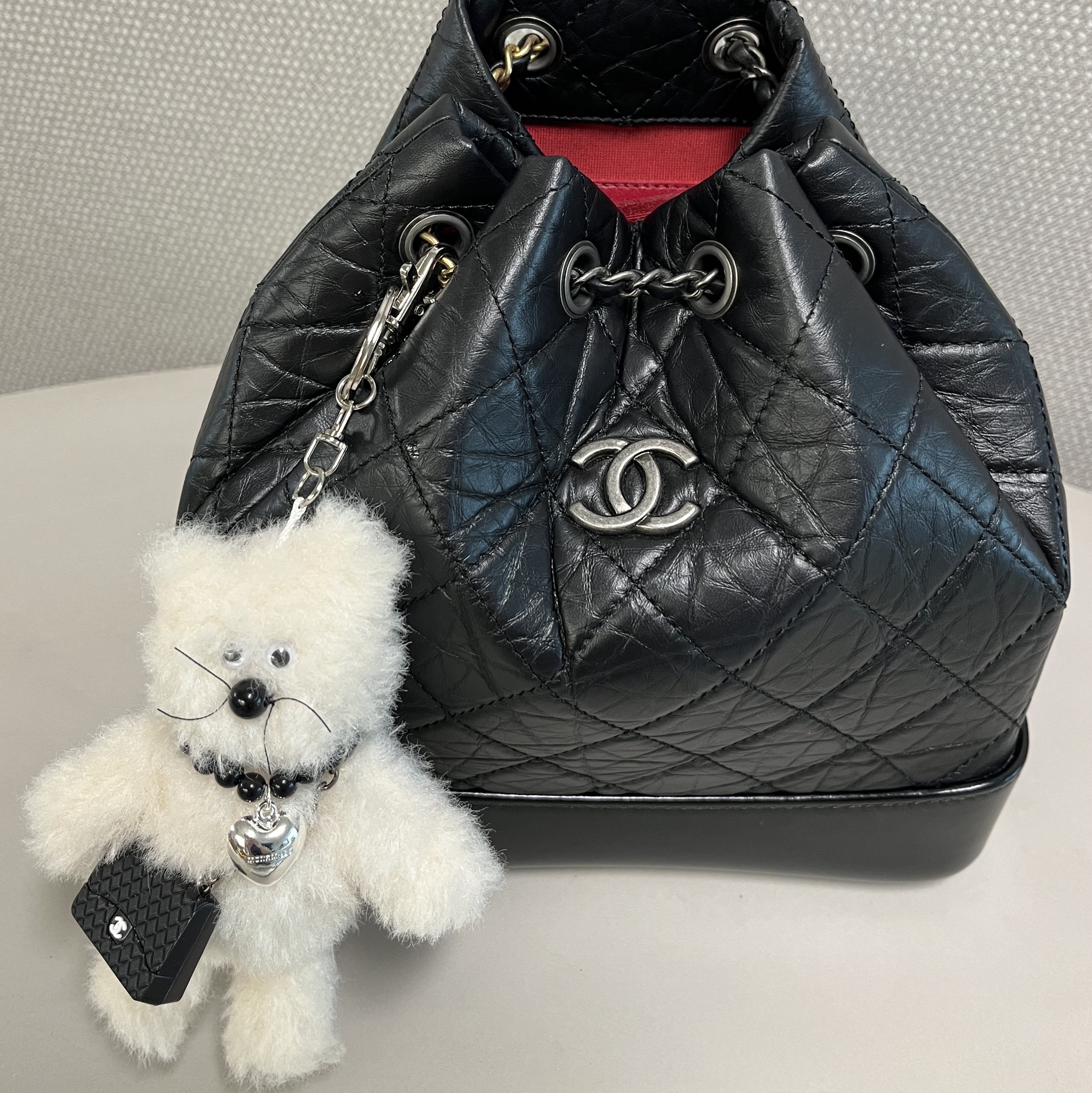 Chanel Small Gabrielle Backpack Aged Calfskin & Gold Silver Black 착용 스타일 - 2