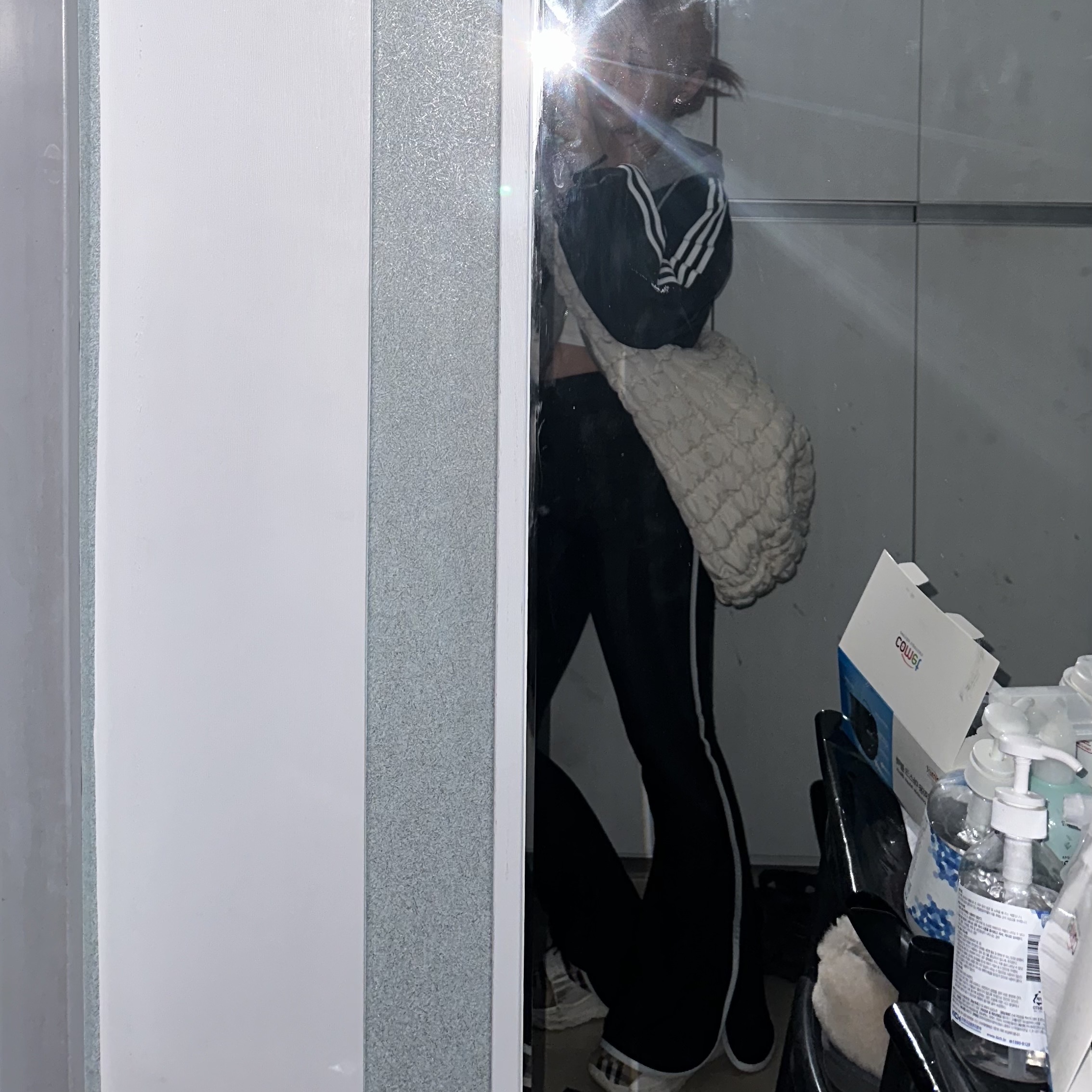 COS Quilted Oversized Shoulder Bag Off White Light Beige, Adidas Superstar Track Top PB Black - KR Sizing 착용 스타일