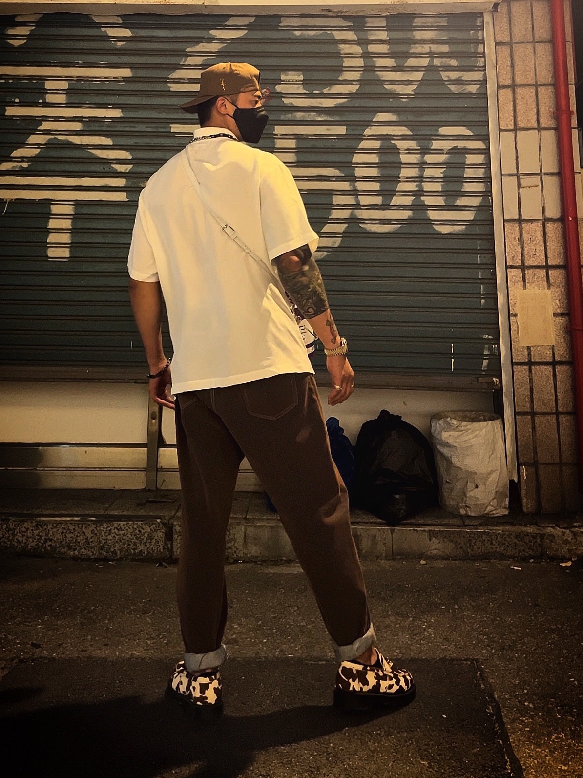 Supreme Heavenly Silk Polo White - 22FW, Supreme Flocked Regular Jean Gold - 23SS 착용 스타일 - 2