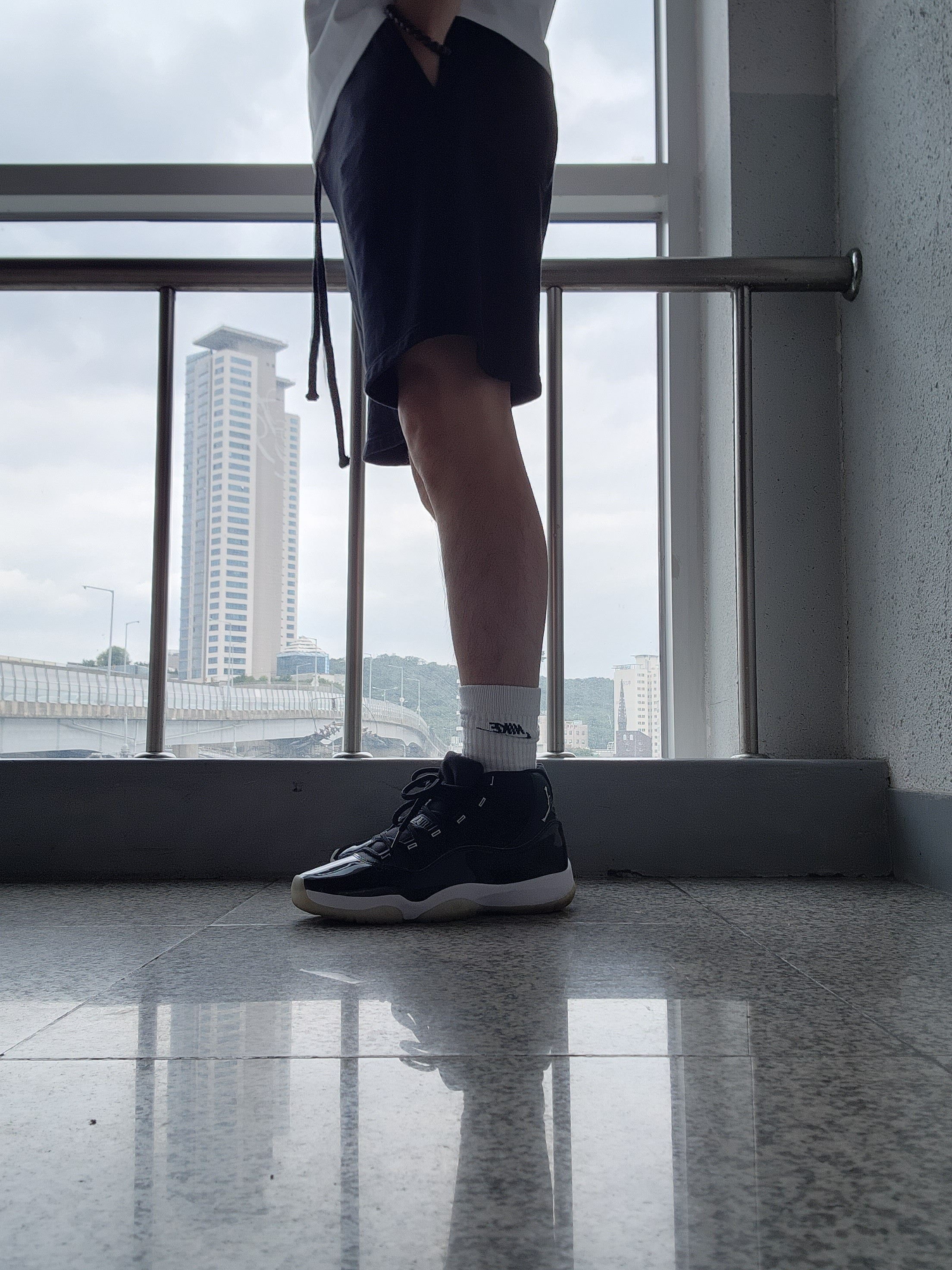 Jordan 11 Retro Jubilee, Essentials The Core Collection Sweatshorts Stretch Limo 착용 스타일 - 1