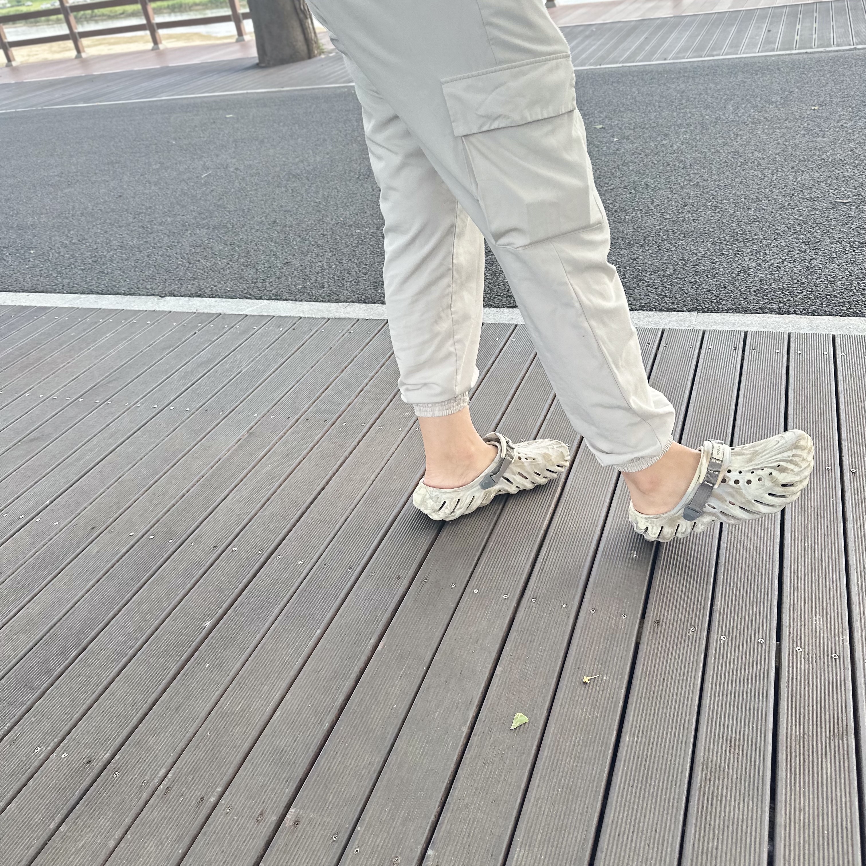 Crocs Echo Marbled Clog Bone Multi 착용 스타일