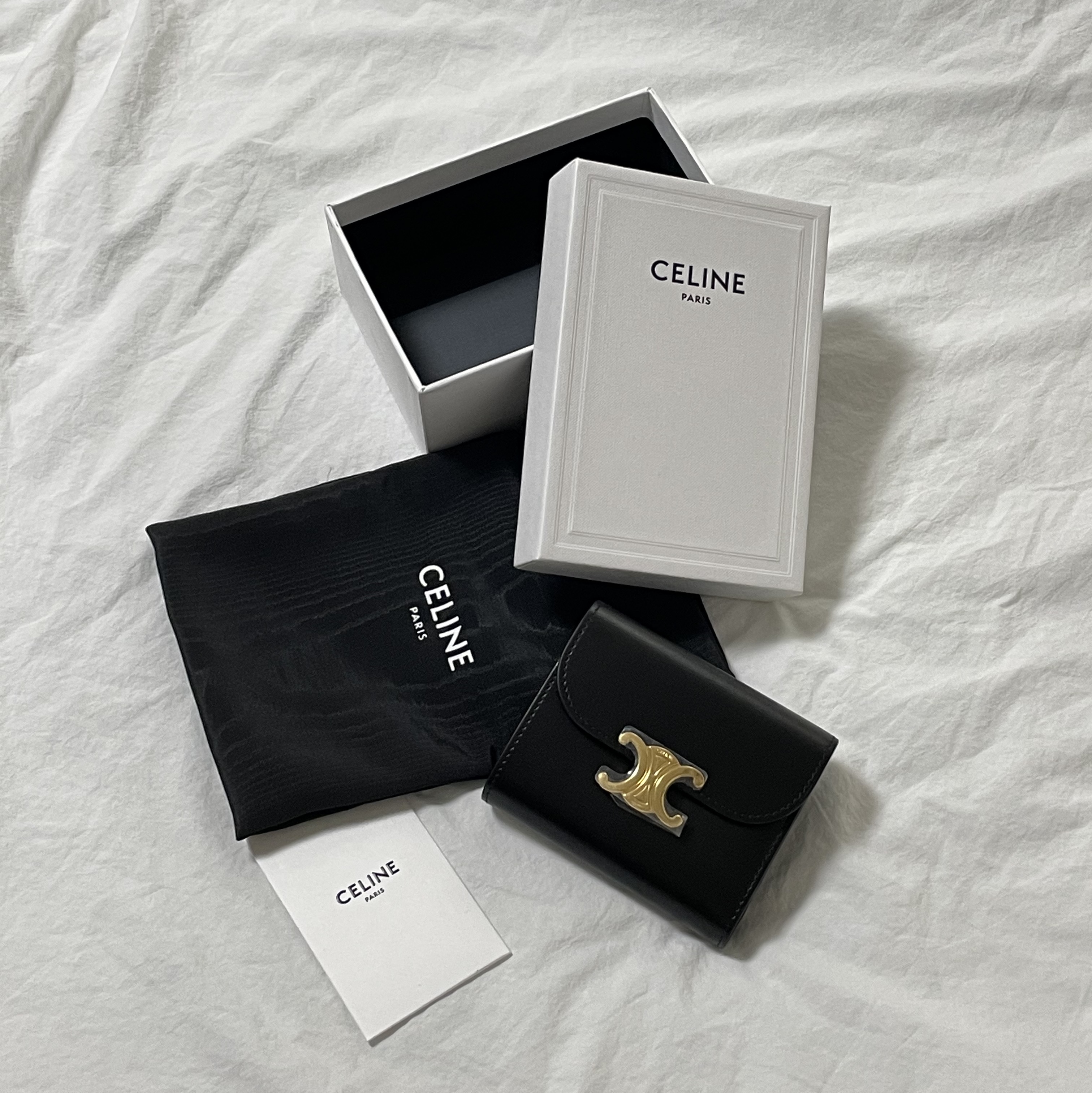Celine Small Wallet Triomphe in Shiny Calfskin Black 착용 스타일