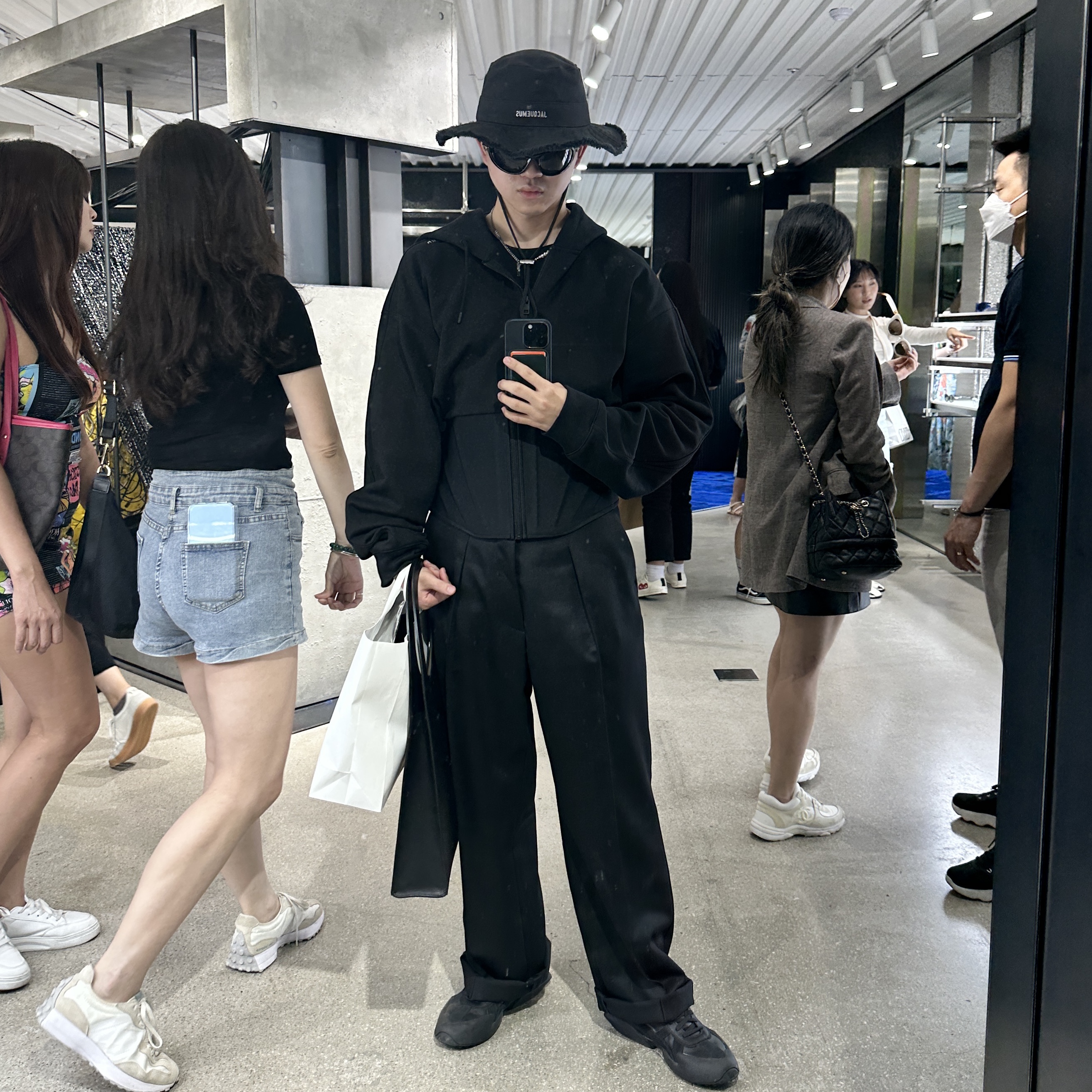 Jacquemus Le Bob Artichaut Bucket Hat Black, H&M x Mugler Corset Waist Zip Up Hoodie Black 착용 스타일