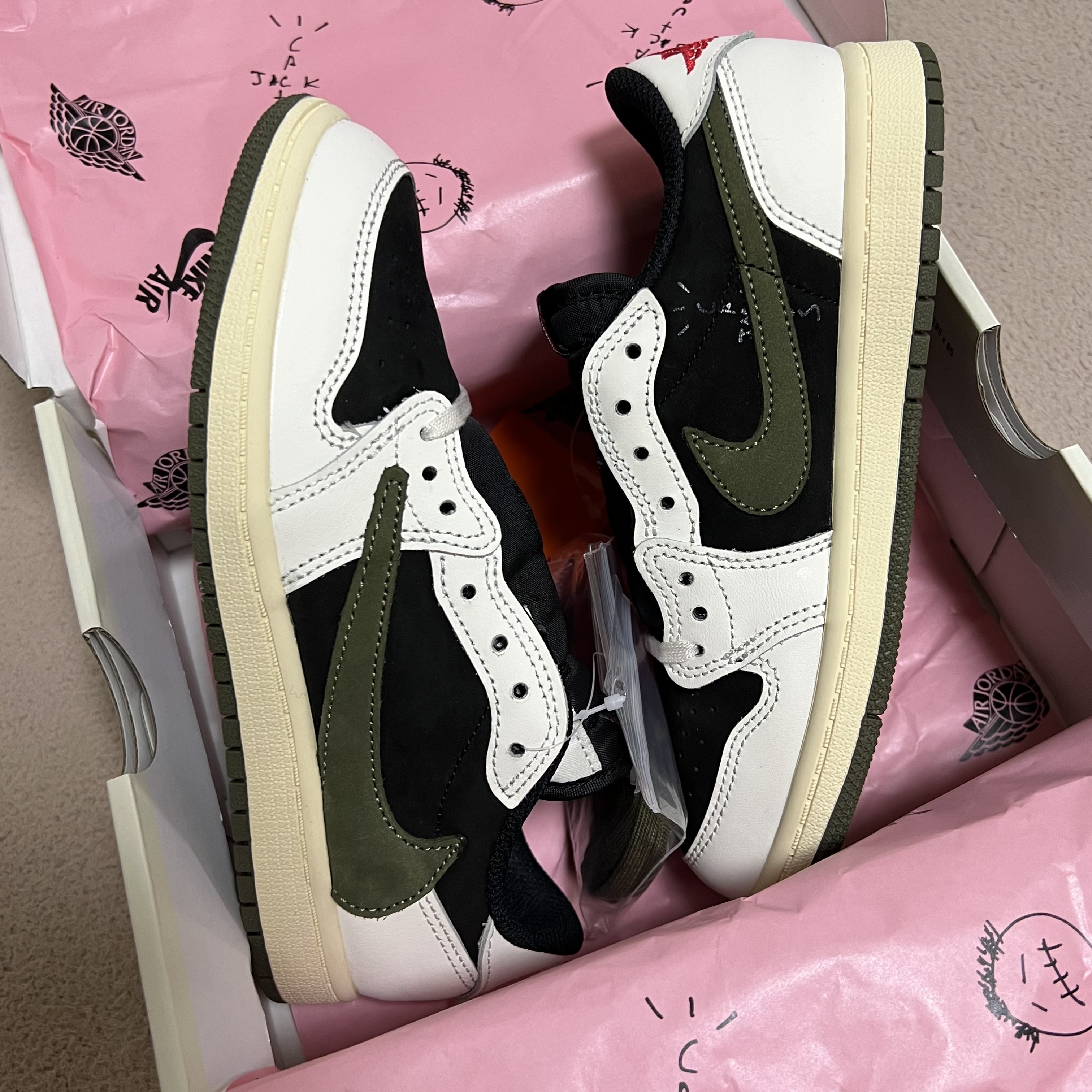 (PS) Jordan 1 x Travis Scott Retro Low OG SP Medium Olive 착용 스타일 - 2