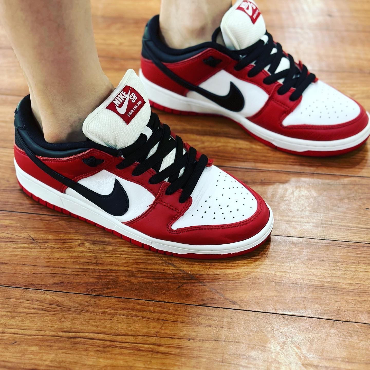Nike SB Dunk Low Pro Chicago, Stussy Plush T-Shirt Black 착용 스타일 - 2