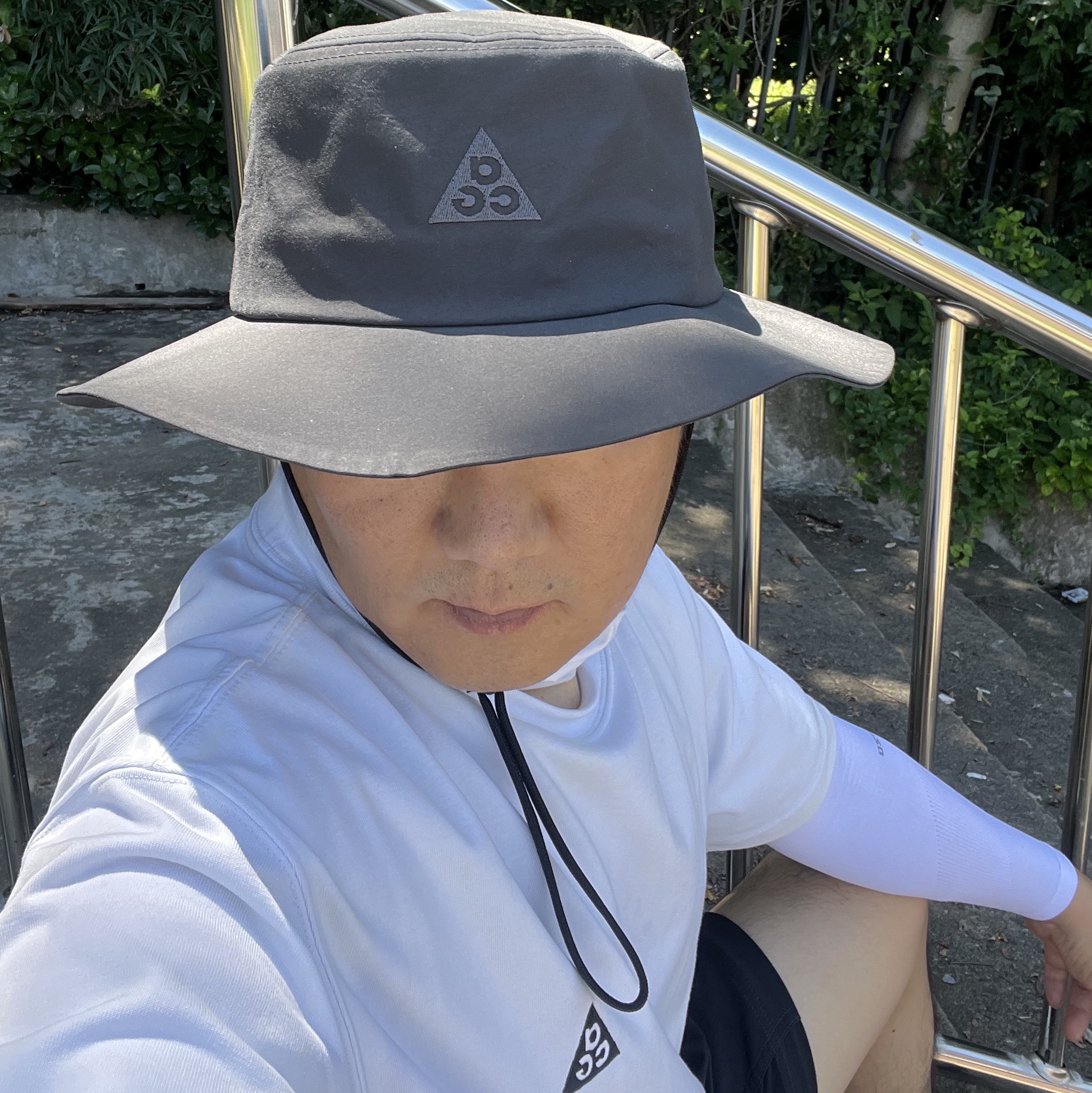 Nike ACG Bucket Dark Smoke Grey, Nike ACG LBR T-Shirt Summit White - Asia 착용 스타일
