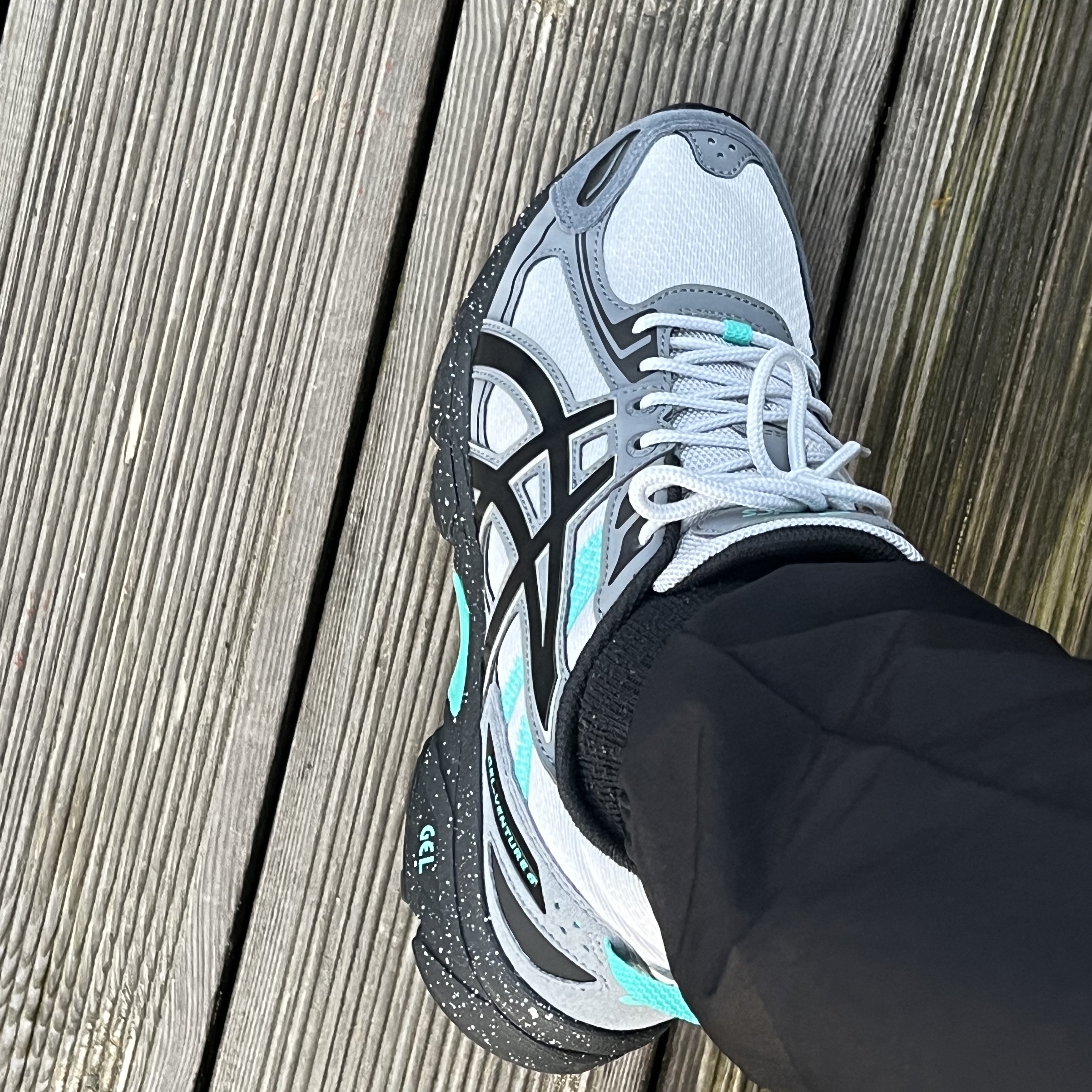 Asics Gel-Venture 6 Mid Grey Black 착용 스타일 - 2