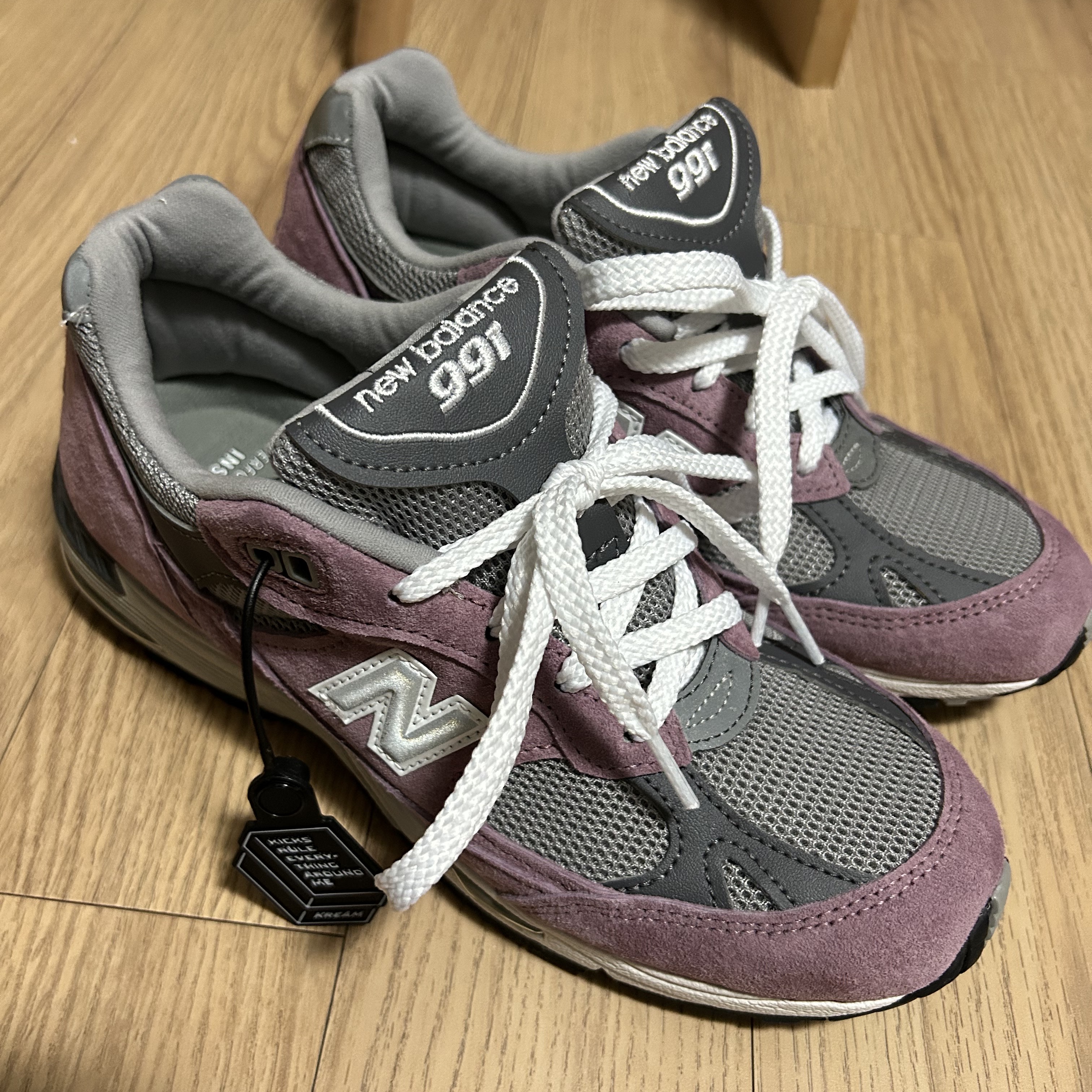 (W) New Balance 991 Made in UK Pink Grey 착용 스타일 - 2
