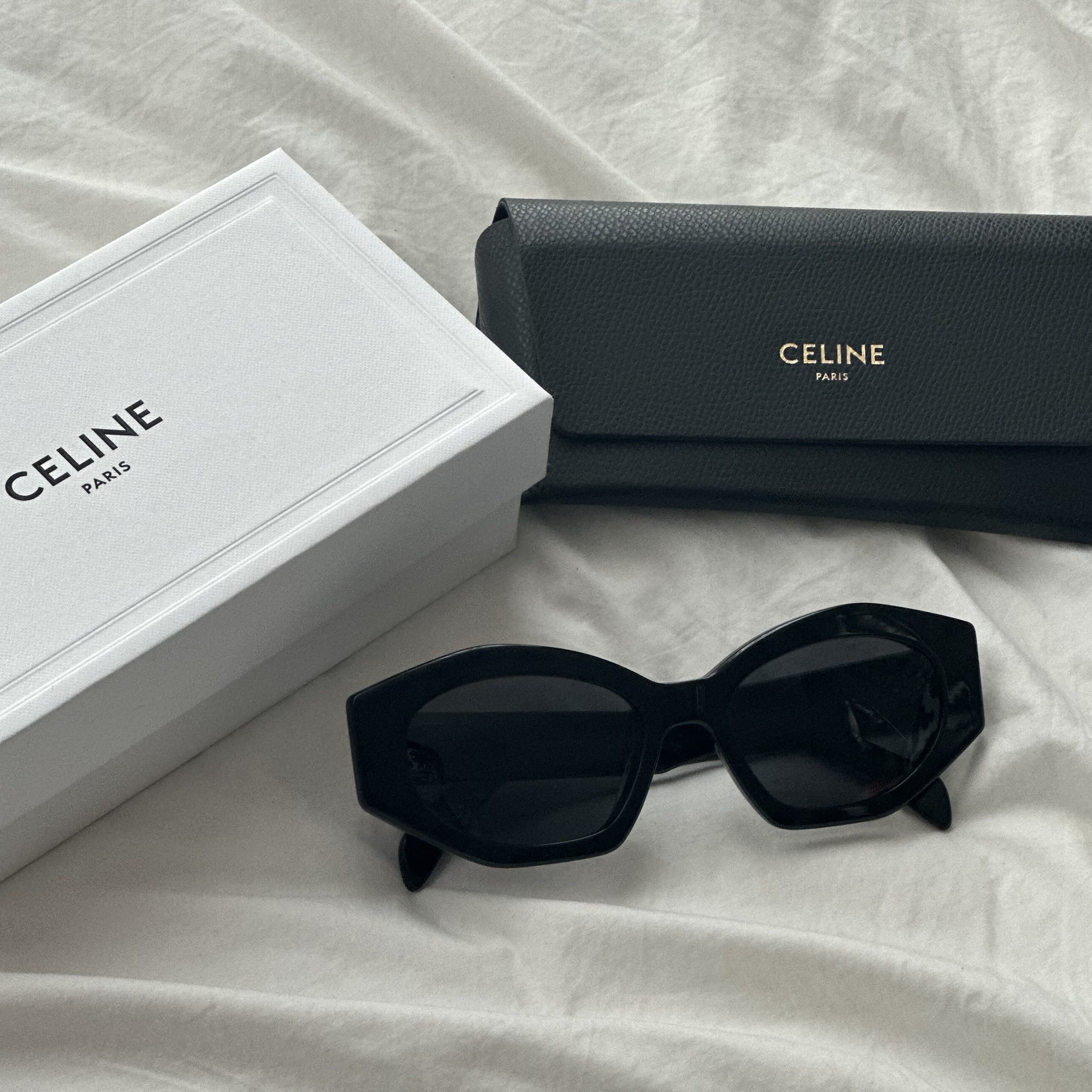 (W) Celine Triomphe 01 Sunglasses in Acetate Black 착용 스타일 - 1