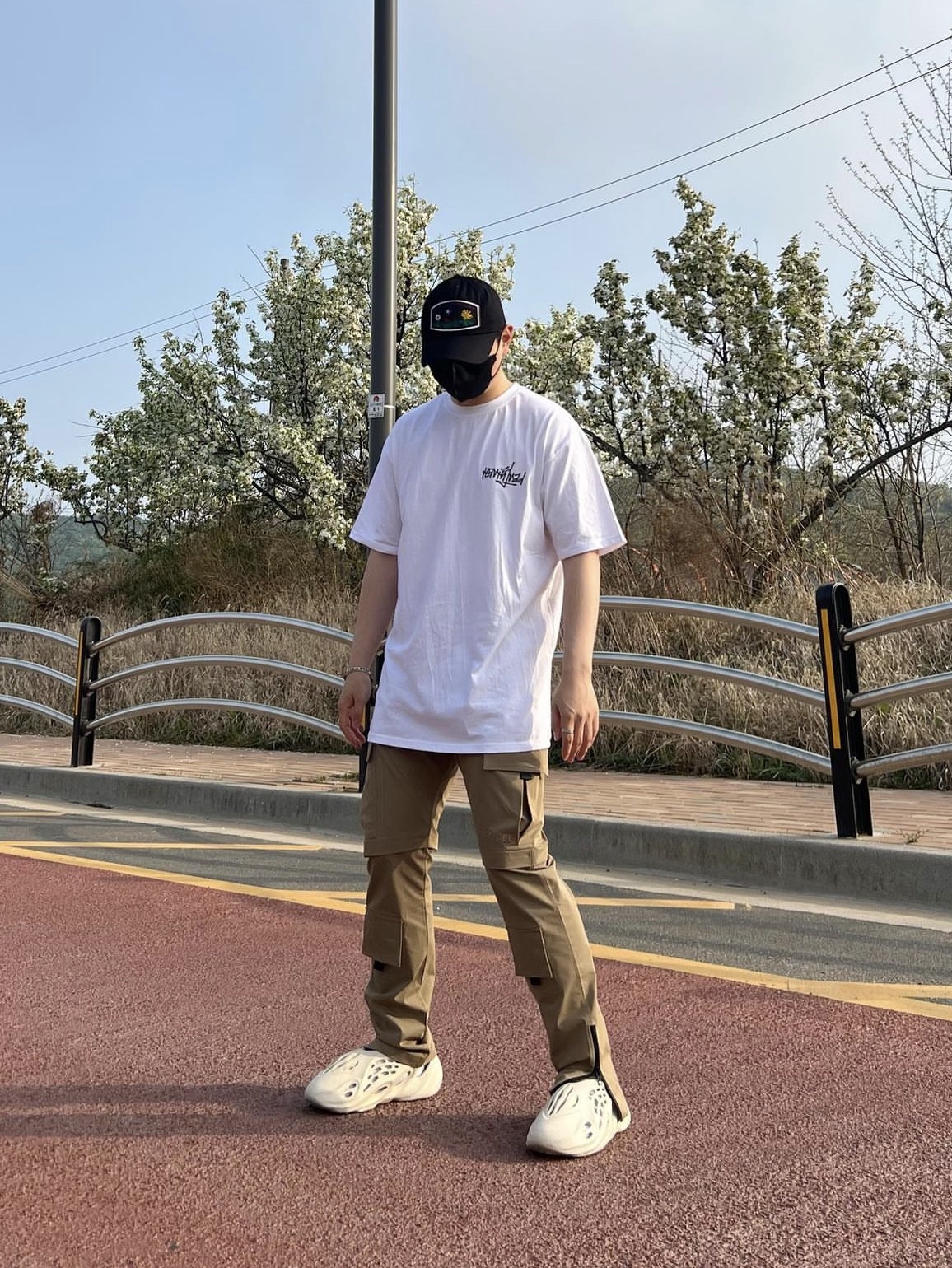 Adidas Yeezy Foam RNNR Sand 착용 스타일