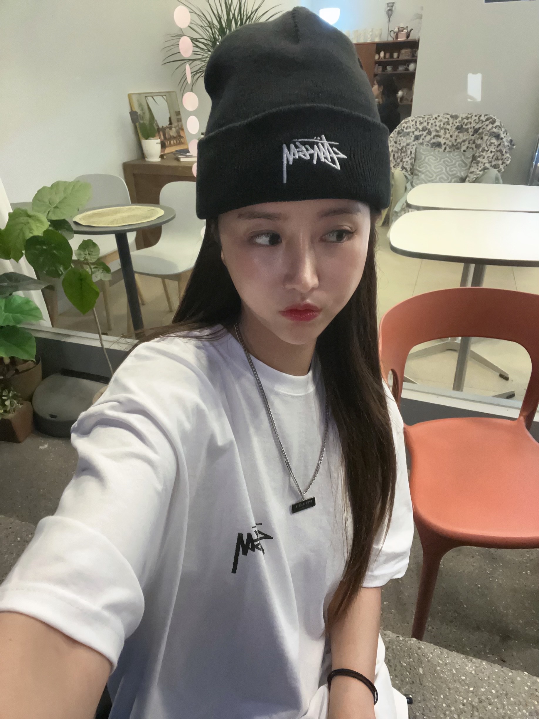 Stussy Stock Cuff Beanie Black, Stussy ITP Flower T-Shirt White 착용 스타일 - 2
