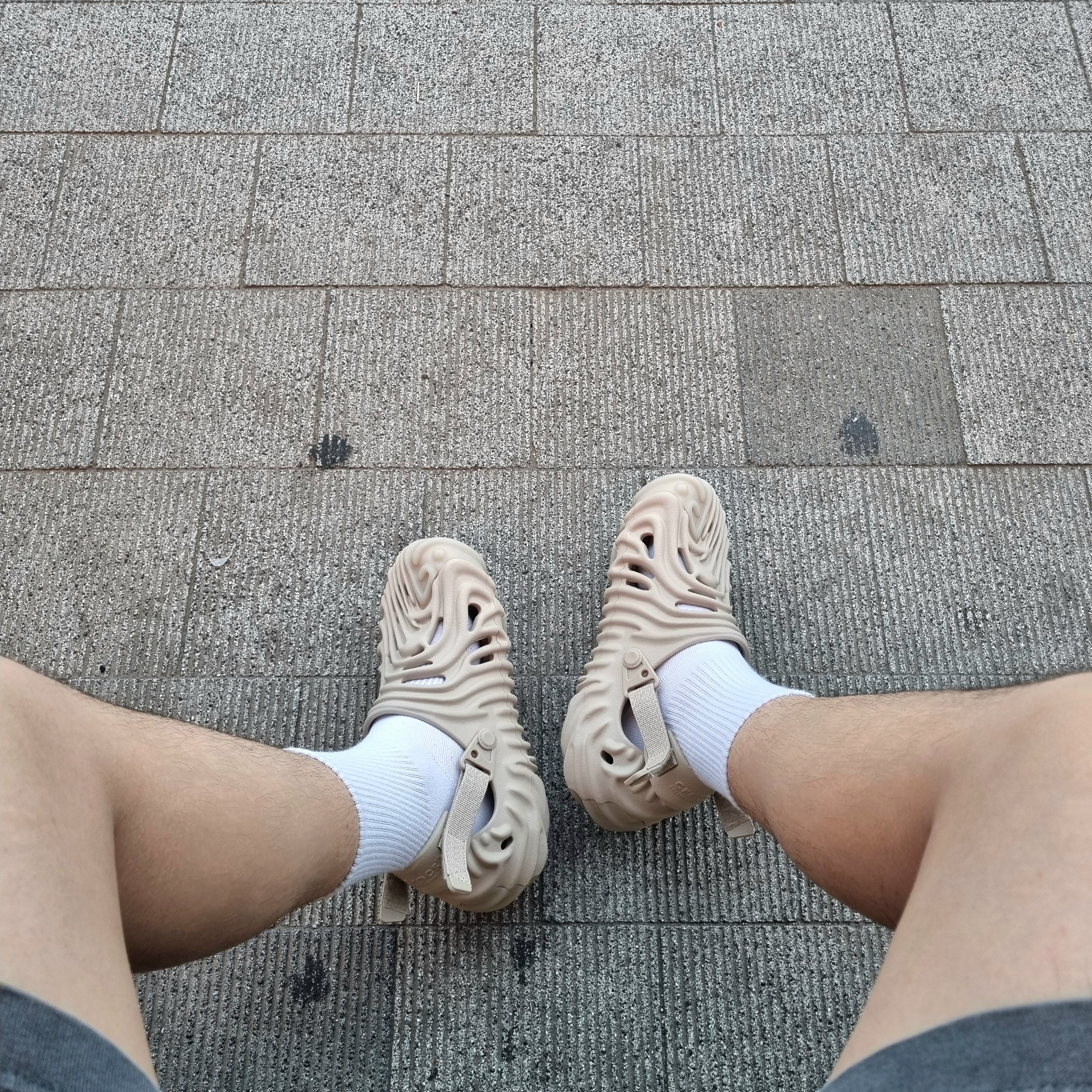 Crocs x Salehe Bembury Pollex Clog Horchata 착용 스타일