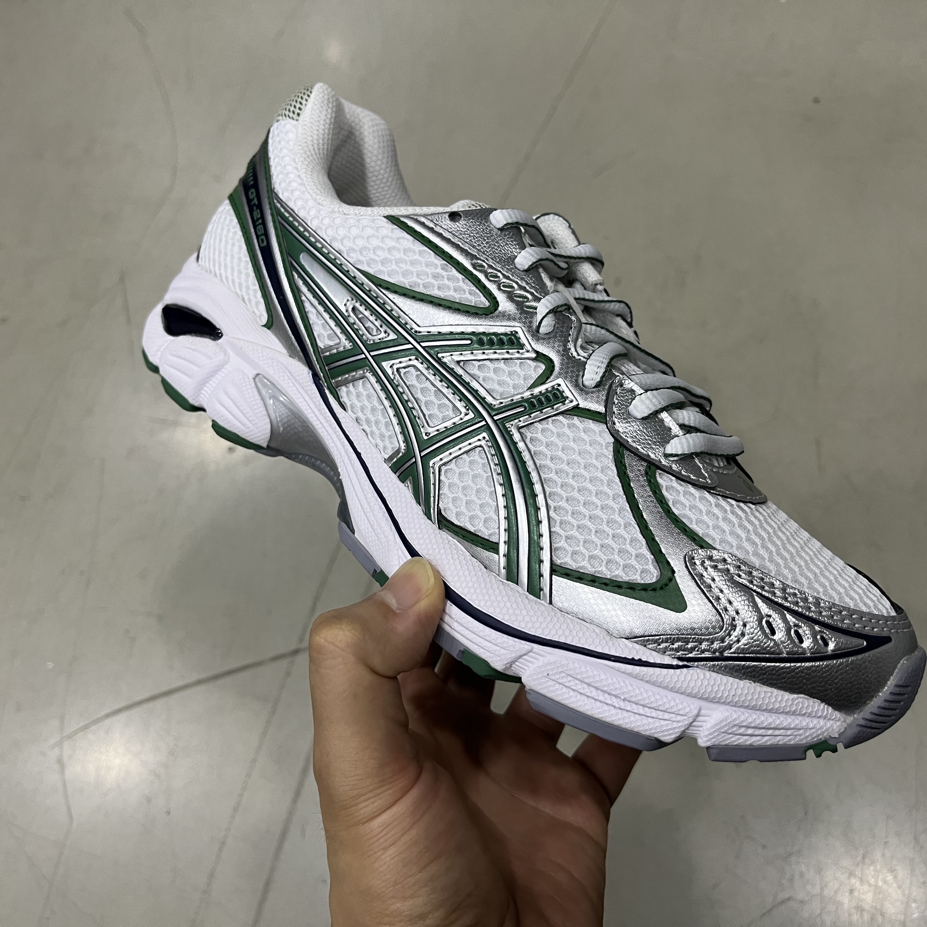 Asics GT-2160 White Shamrock Green 착용 스타일