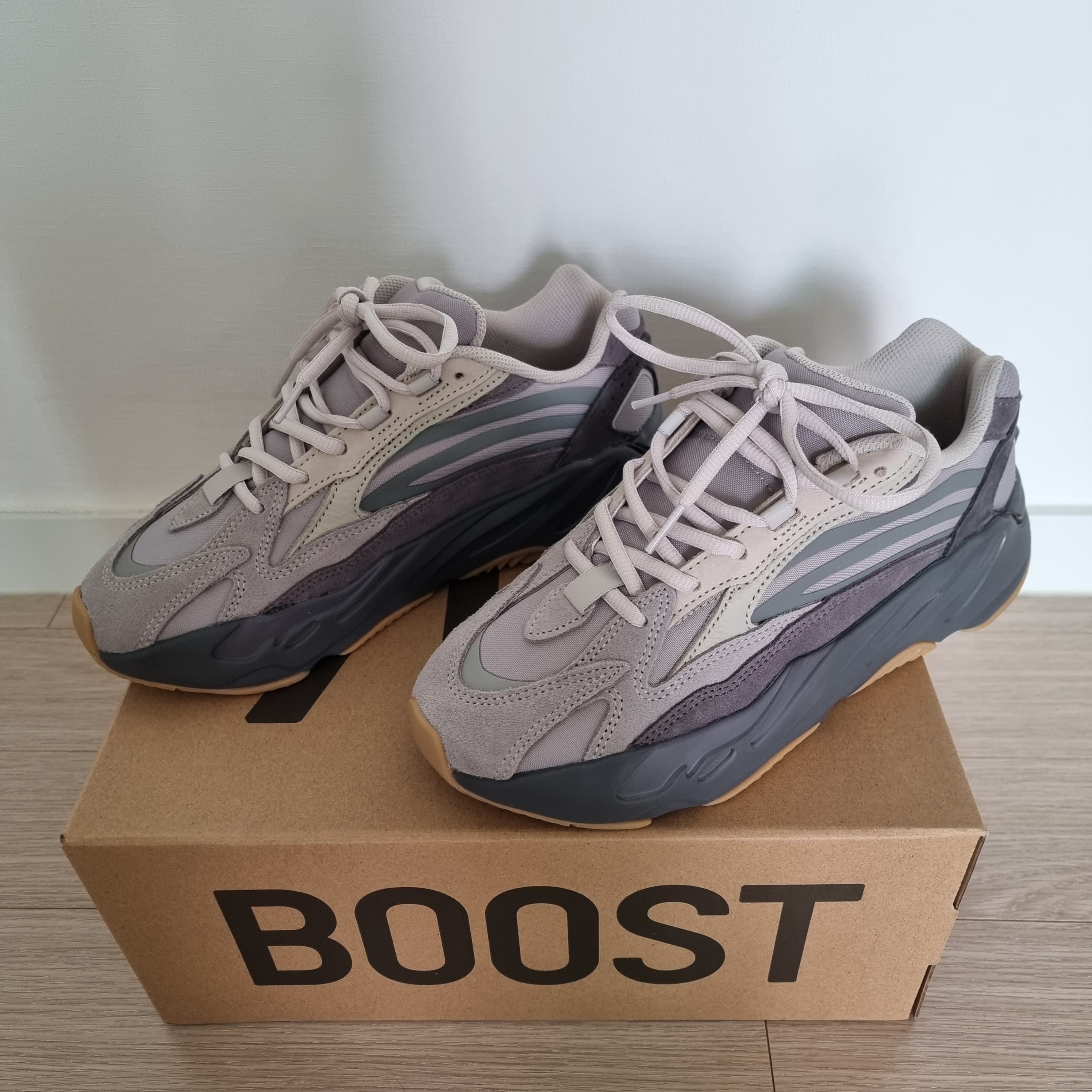 Adidas Yeezy Boost 700 V2 Tephra 2023 착용 스타일