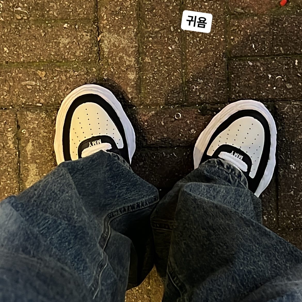 Maison Mihara Yasuhiro Wayne OG Sole Leather Low-top Sneakers Black White 착용 스타일