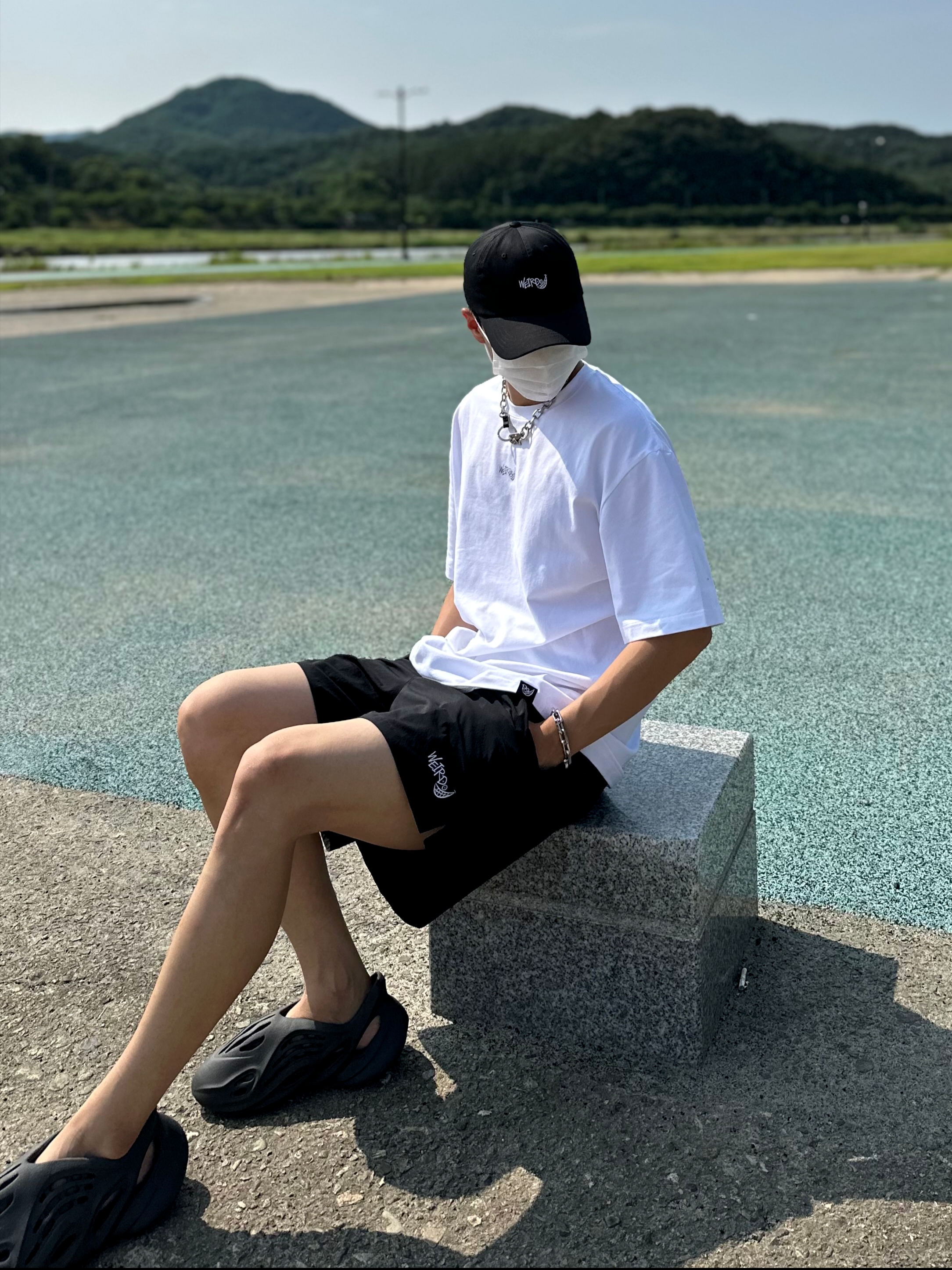 Adidas Yeezy Foam RNNR Onyx, Gucci Interlocking G Bracelet Silver 착용 스타일 - 2