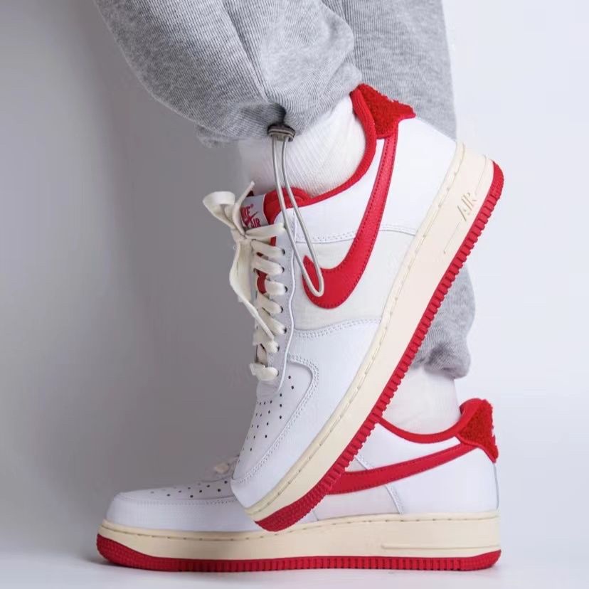 Nike Air Force 1 '07 LV8 Varsity White Gym Red 착용 스타일
