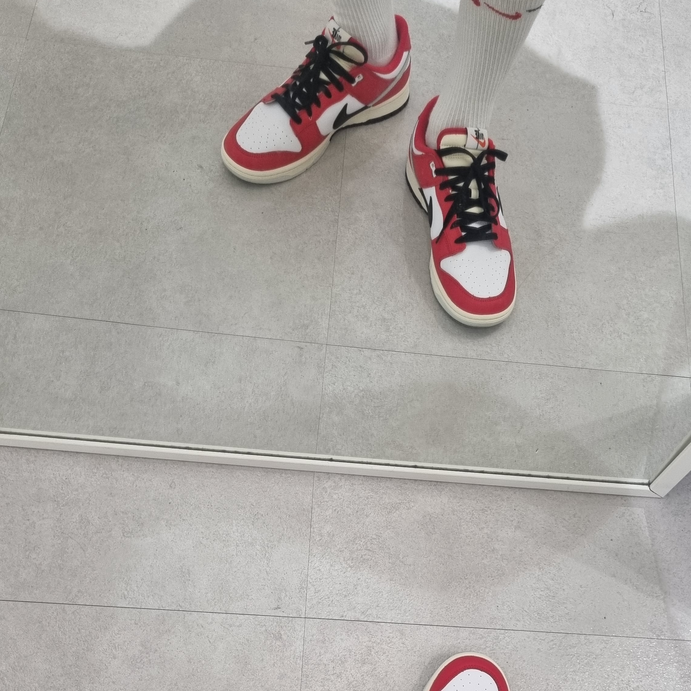 Nike Dunk Low Retro PRM University Red Black 착용 스타일