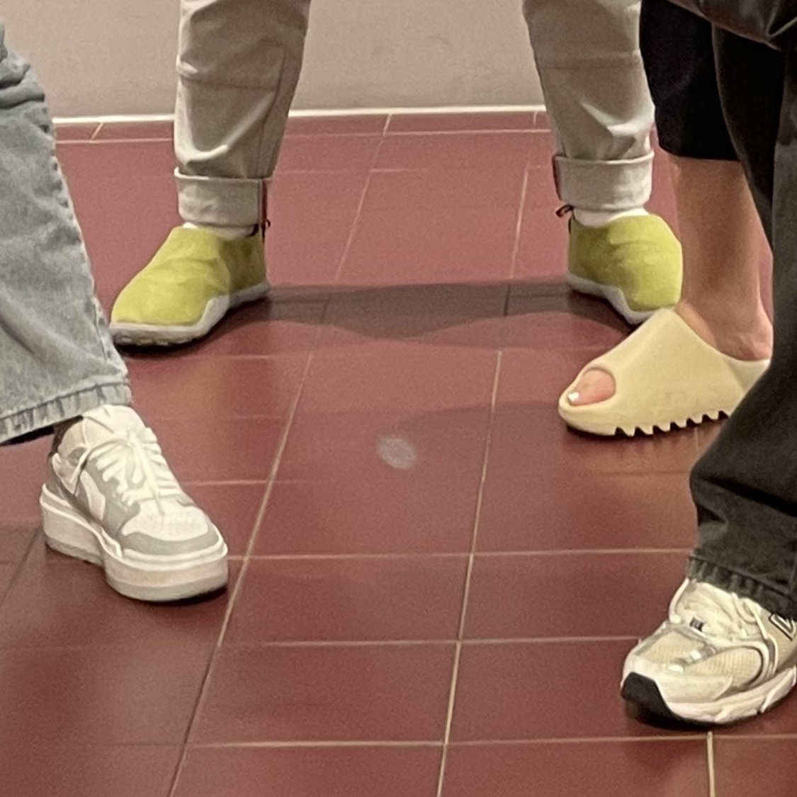 (W) Jordan 1 Elevate Low White and Wolf Grey, New Balance 530 White 착용 스타일