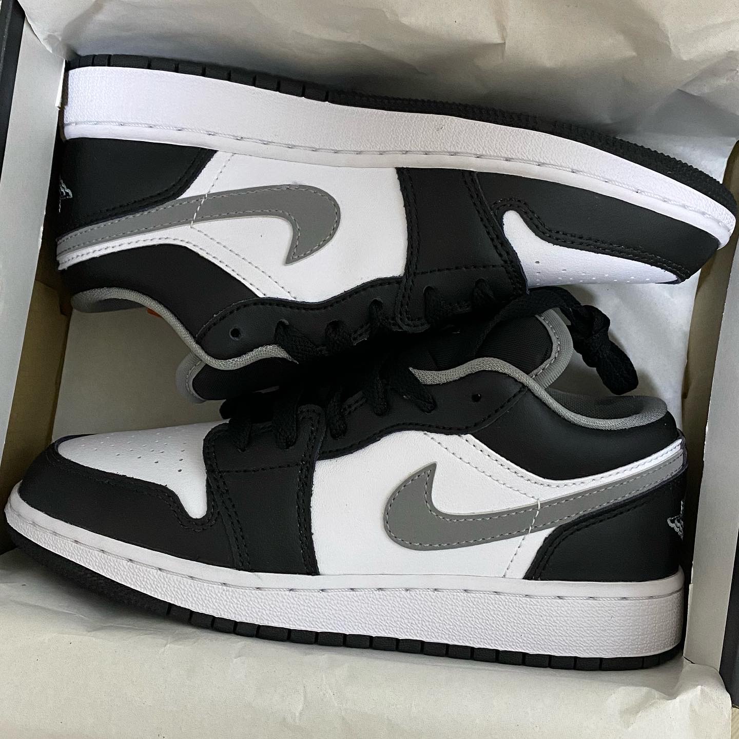 Jordan 1 Low Black Particle Grey, (GS) Jordan 1 Low Black Particle Grey 착용 스타일 - 1