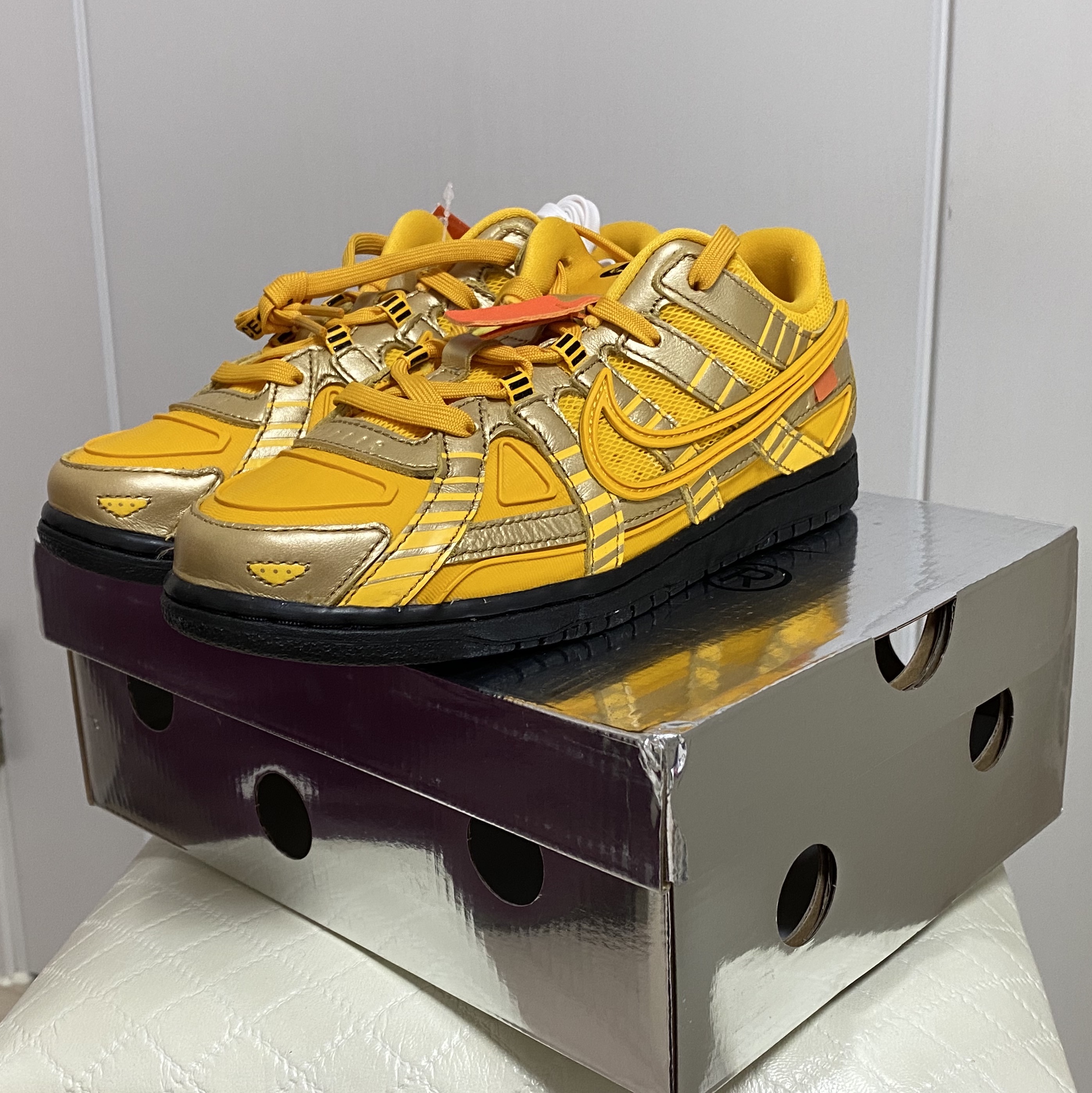 Nike x Off-White Air Rubber Dunk University Gold, (PS) Nike x Off-White Air Rubber Dunk University Gold 착용 스타일 - 1