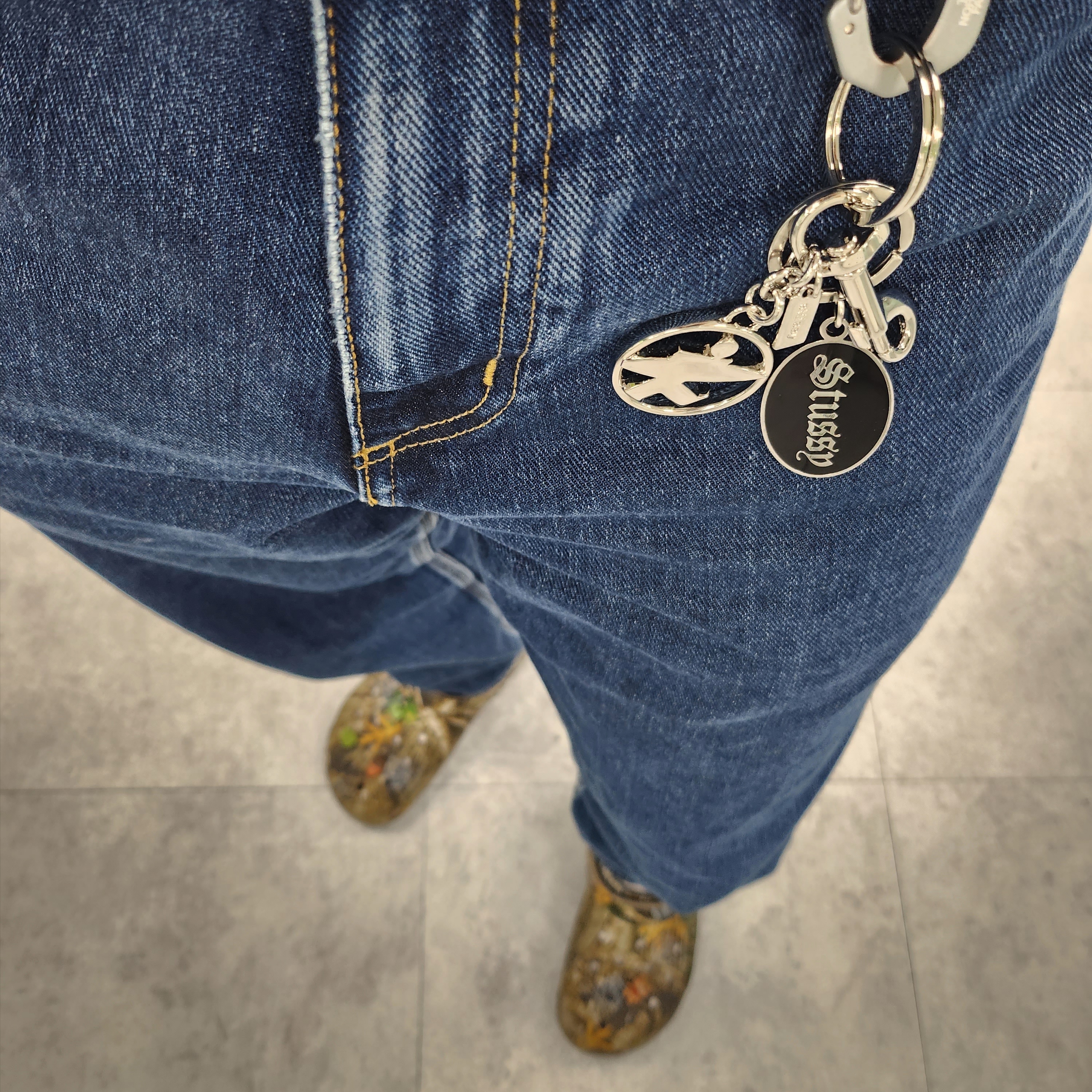 Stussy O.E. Badge Keychain, Stussy Surfman Keychain Silver 착용 스타일