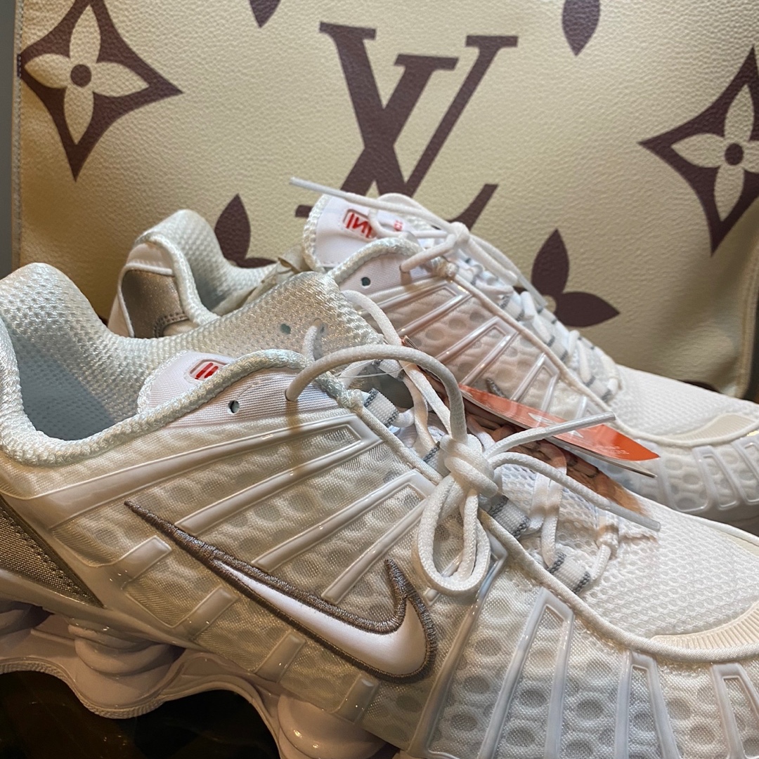 (W) Nike Shox TL White and Max Orange 착용 스타일 - 1