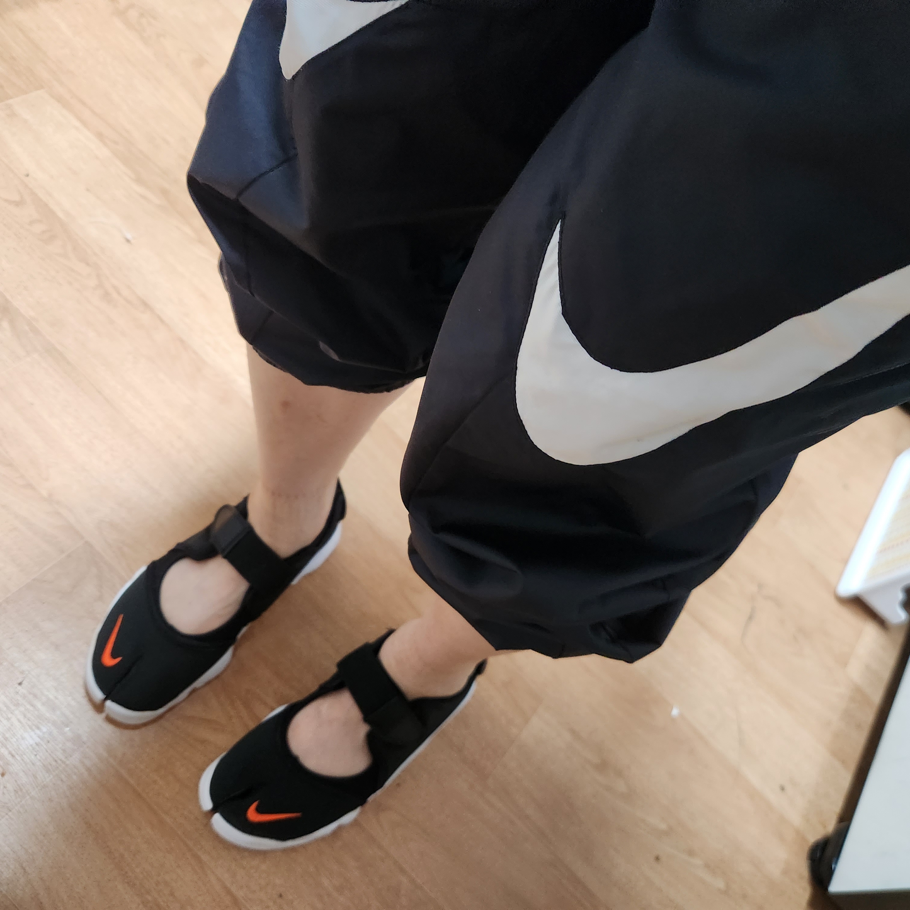 (W) Nike Air Rift Breathe Black 착용 스타일 - 2