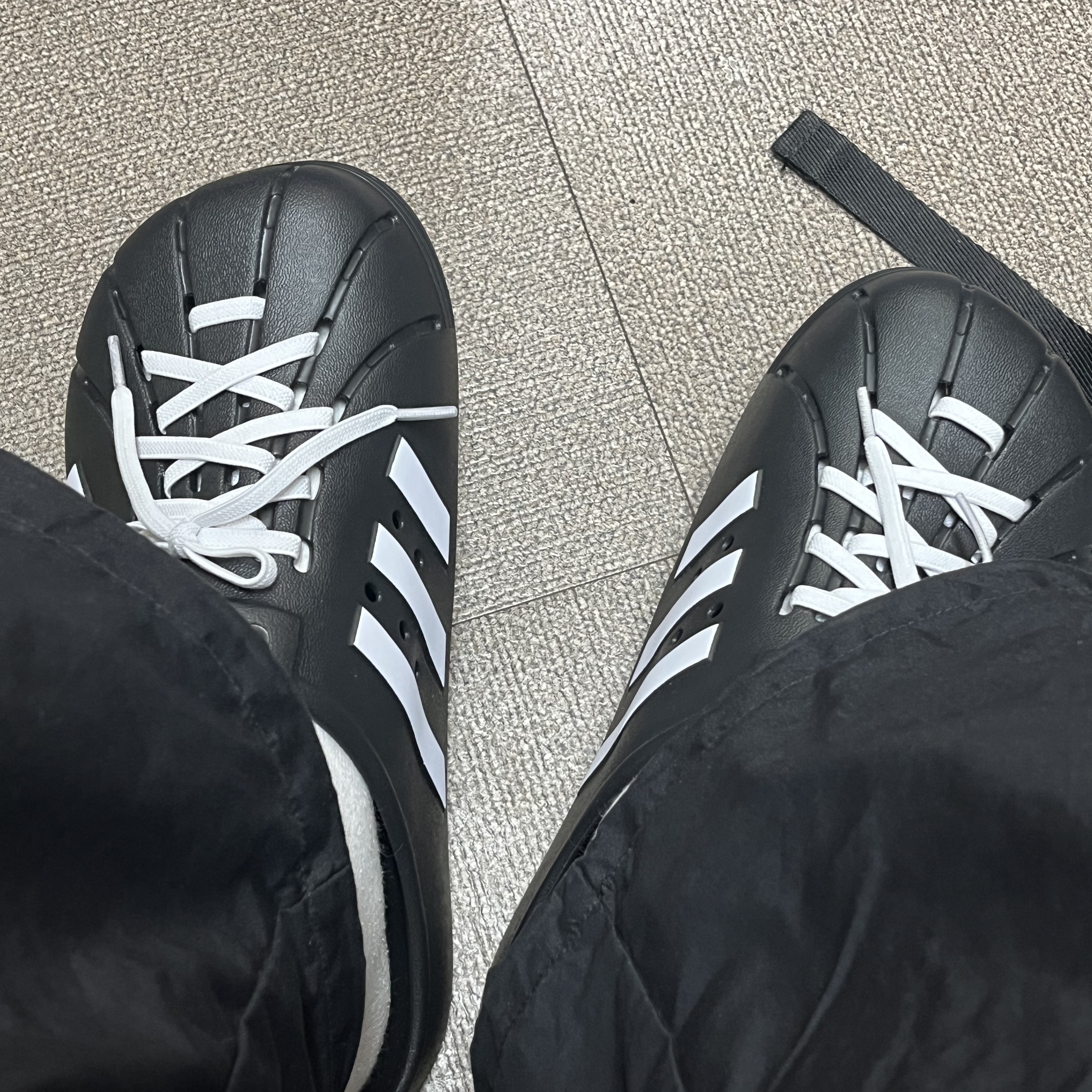 Adidas Adilette Clog Black White 착용 스타일