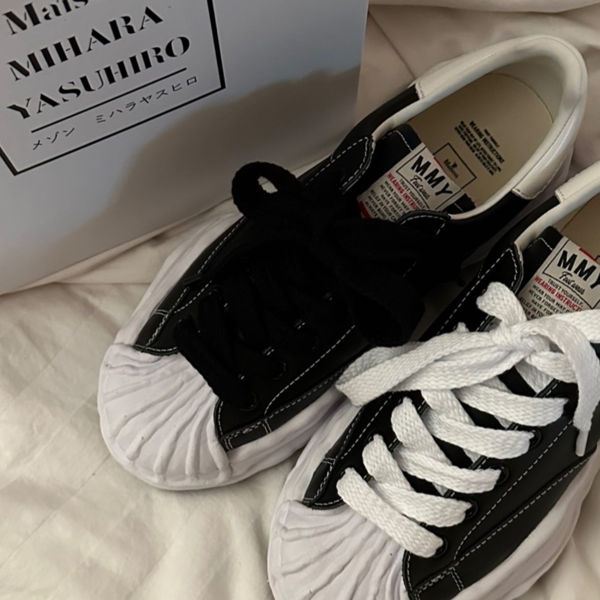 Maison Mihara Yasuhiro Blakey OG Sole Leather Low-top Sneakers Black 착용 스타일
