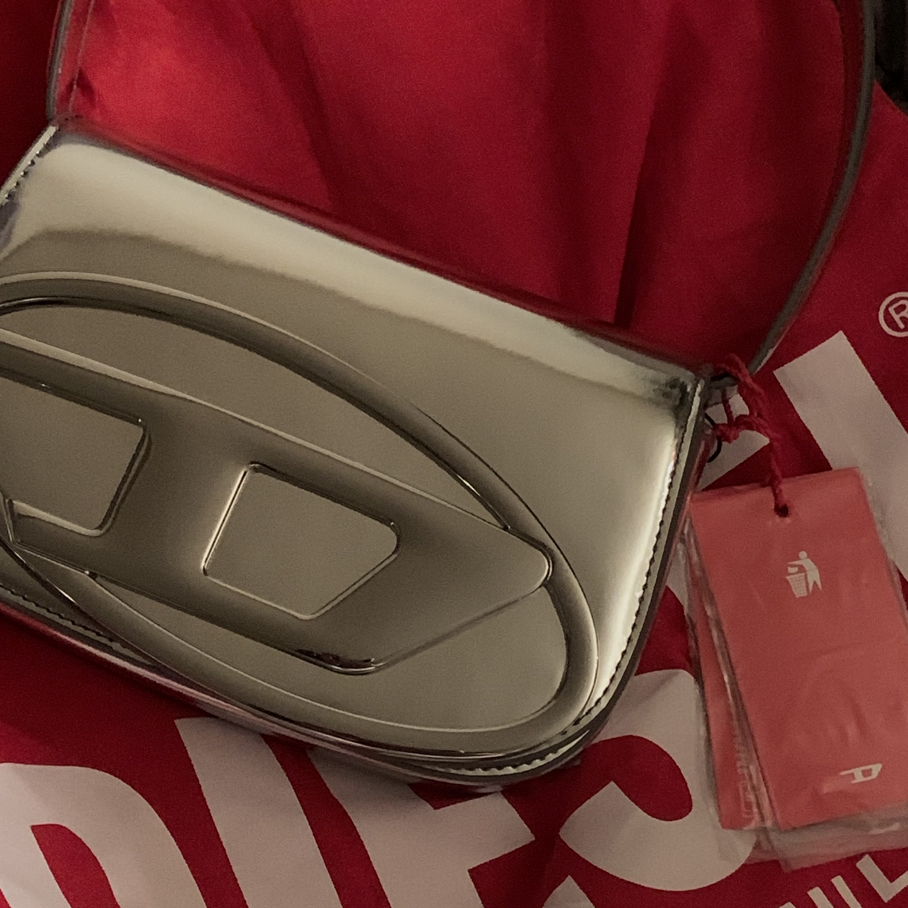 Diesel 1DR Shoulder Bag in Mirrored Leather Silver, (W) Jordan 1 x Travis Scott Retro Low OG SP Medium Olive 착용 스타일 - 2
