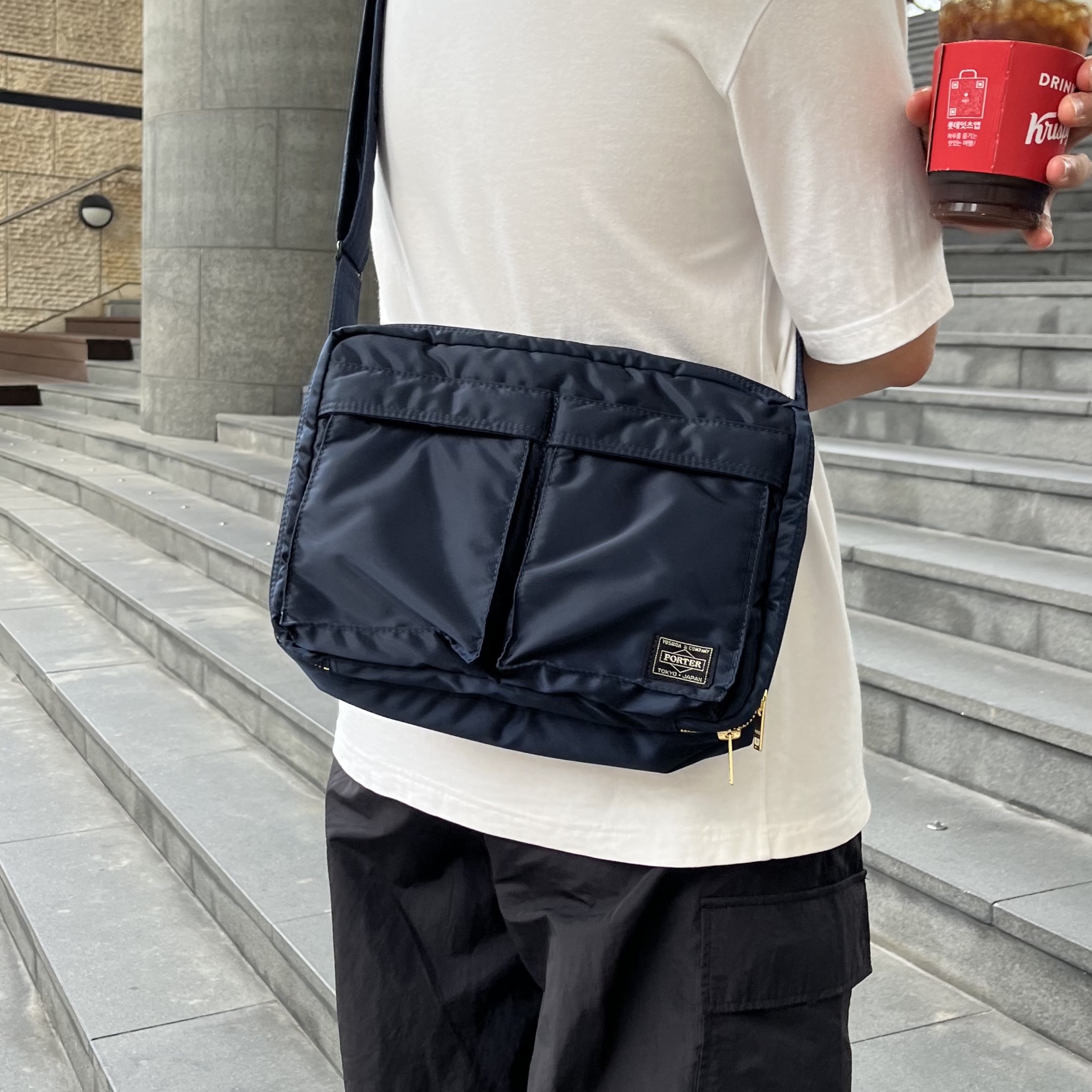 Porter Tanker Shoulder Bag L Iron Blue 착용 스타일
