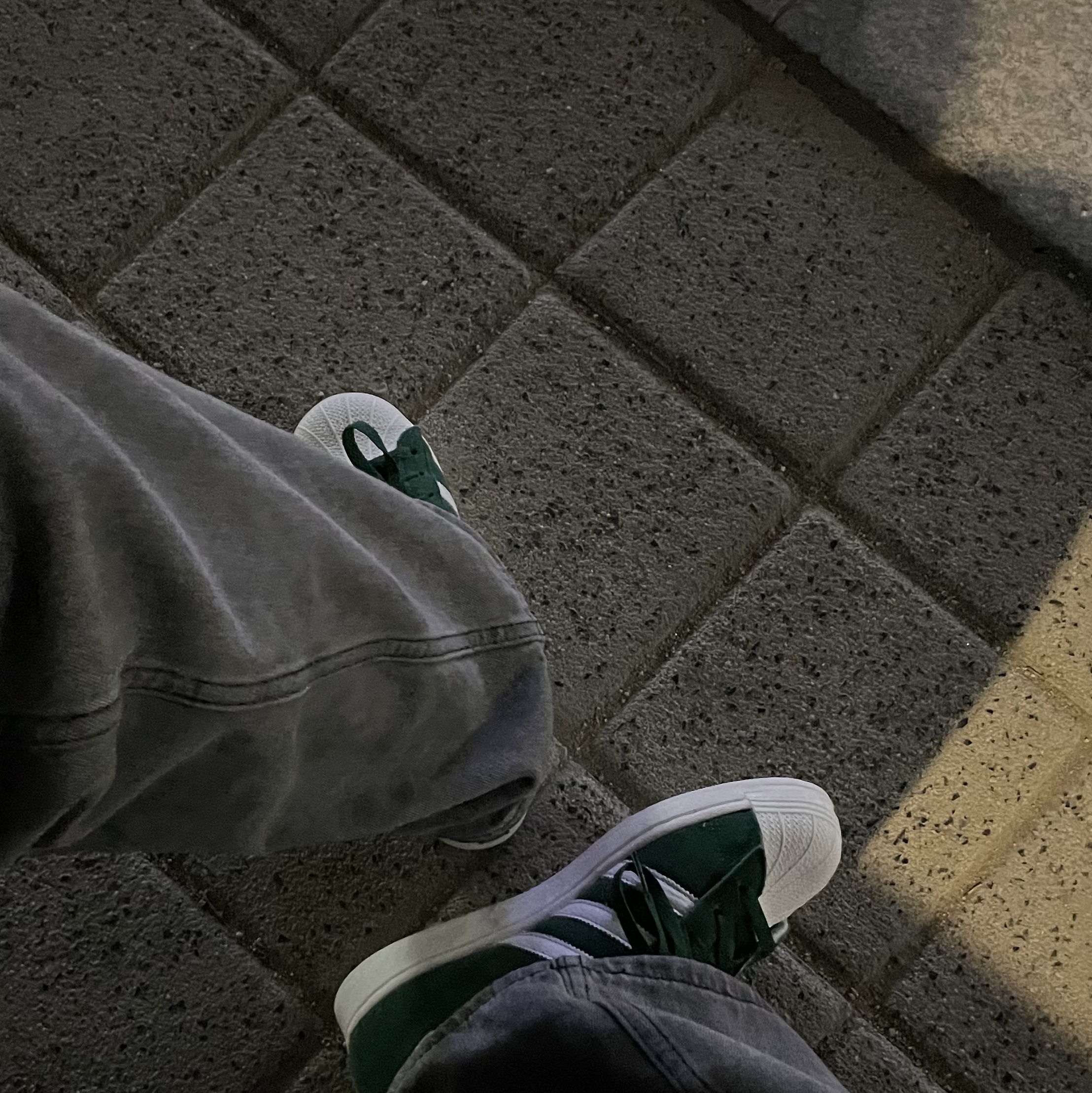 Adidas Superstar Dark Green Core White 착용 스타일