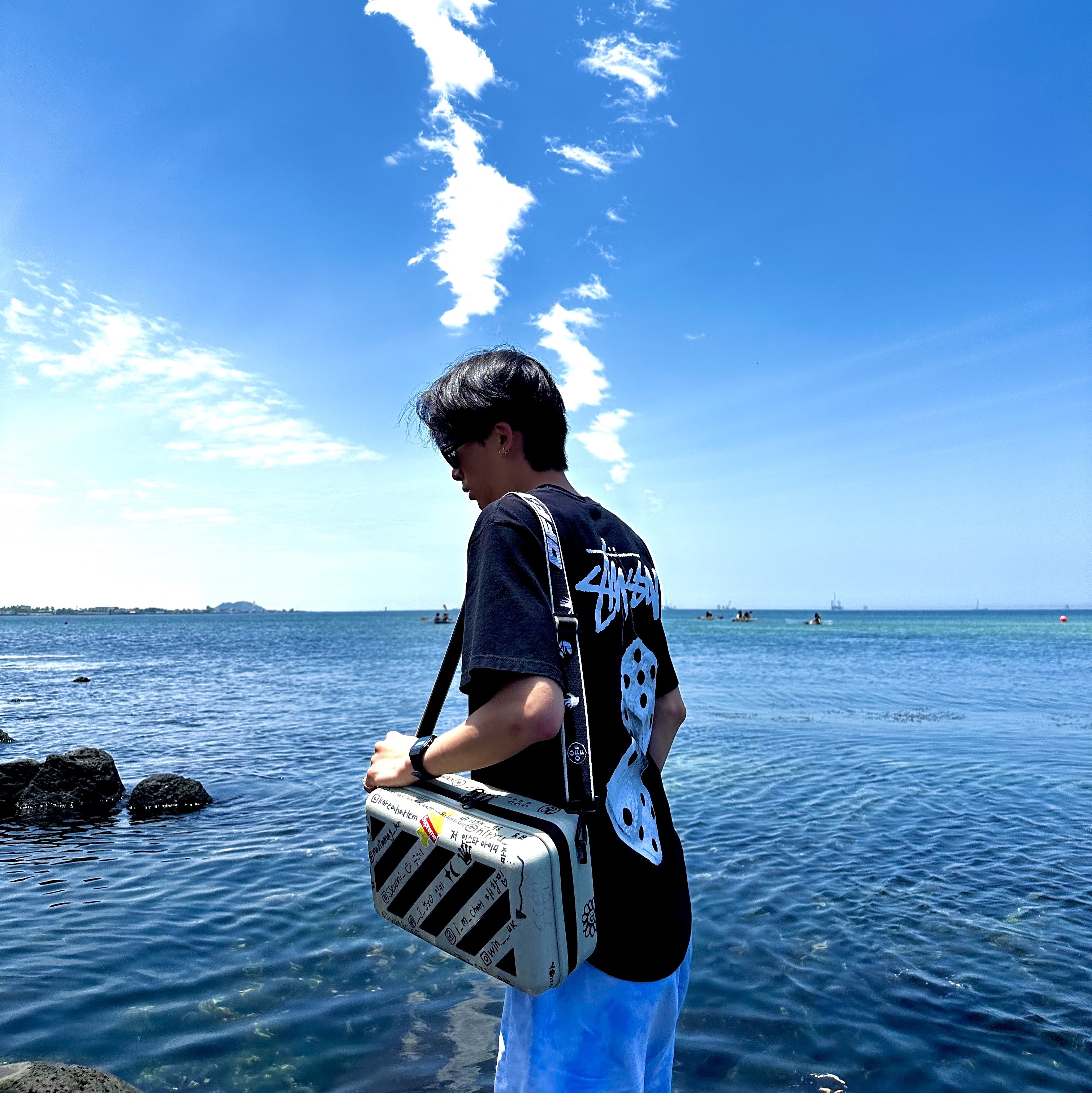 Off-White x Amore Pacific Protection Box (Without Cosmetics), Stussy Fuzzy Dice T-Shirt Black 착용 스타일 - 2