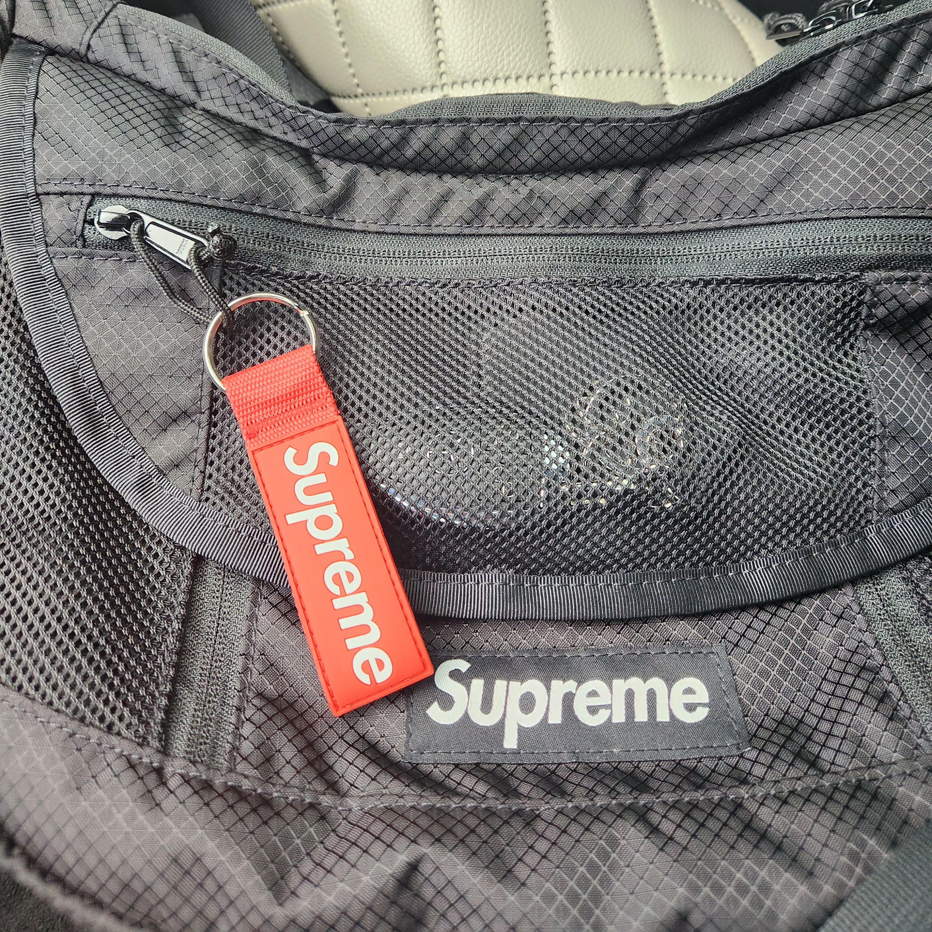 Supreme Webbing Keychain Red - 23SS, Supreme Small Messenger Bag Black - 22SS 착용 스타일