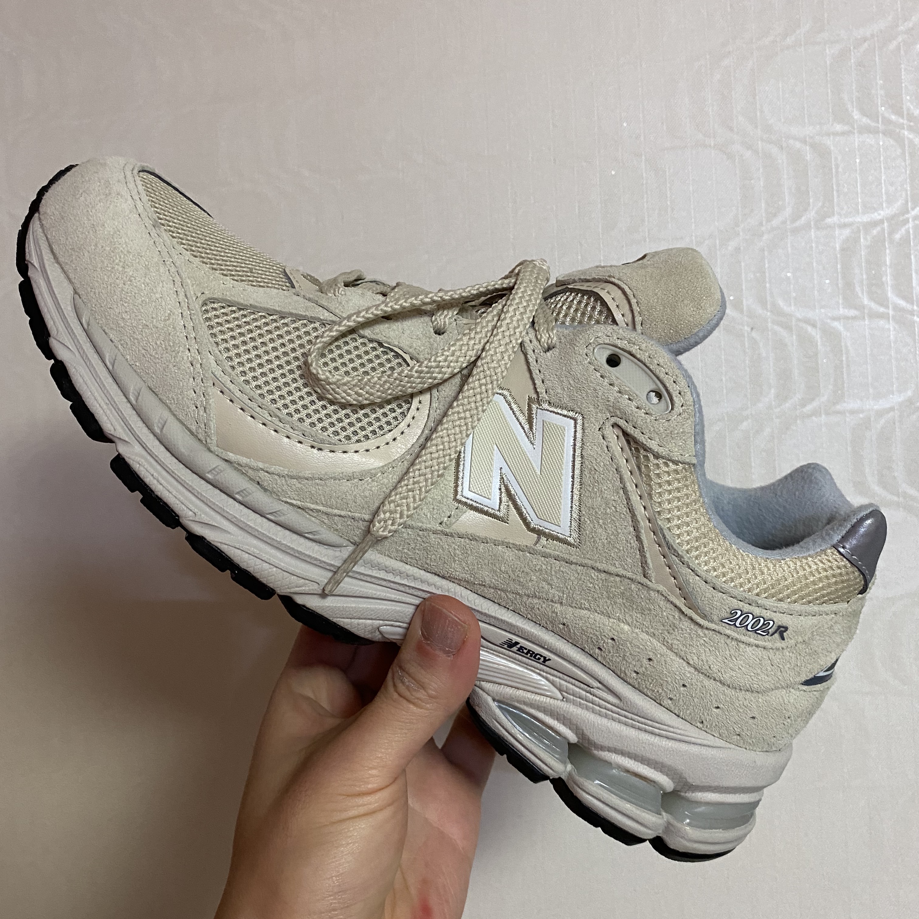 New Balance 2002R Beige Bone 착용 스타일