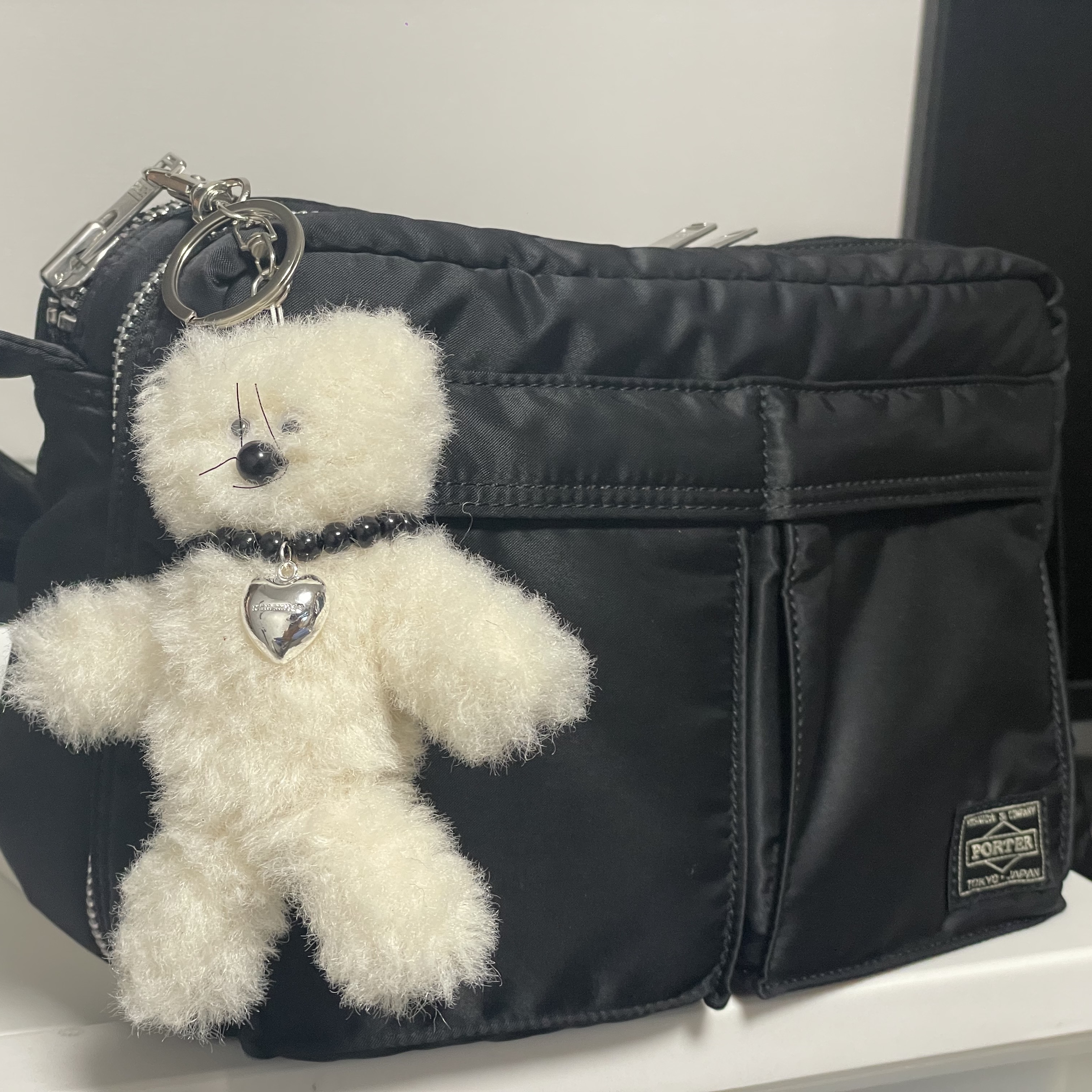 Porter Tanker Shoulder Bag S Black 착용 스타일