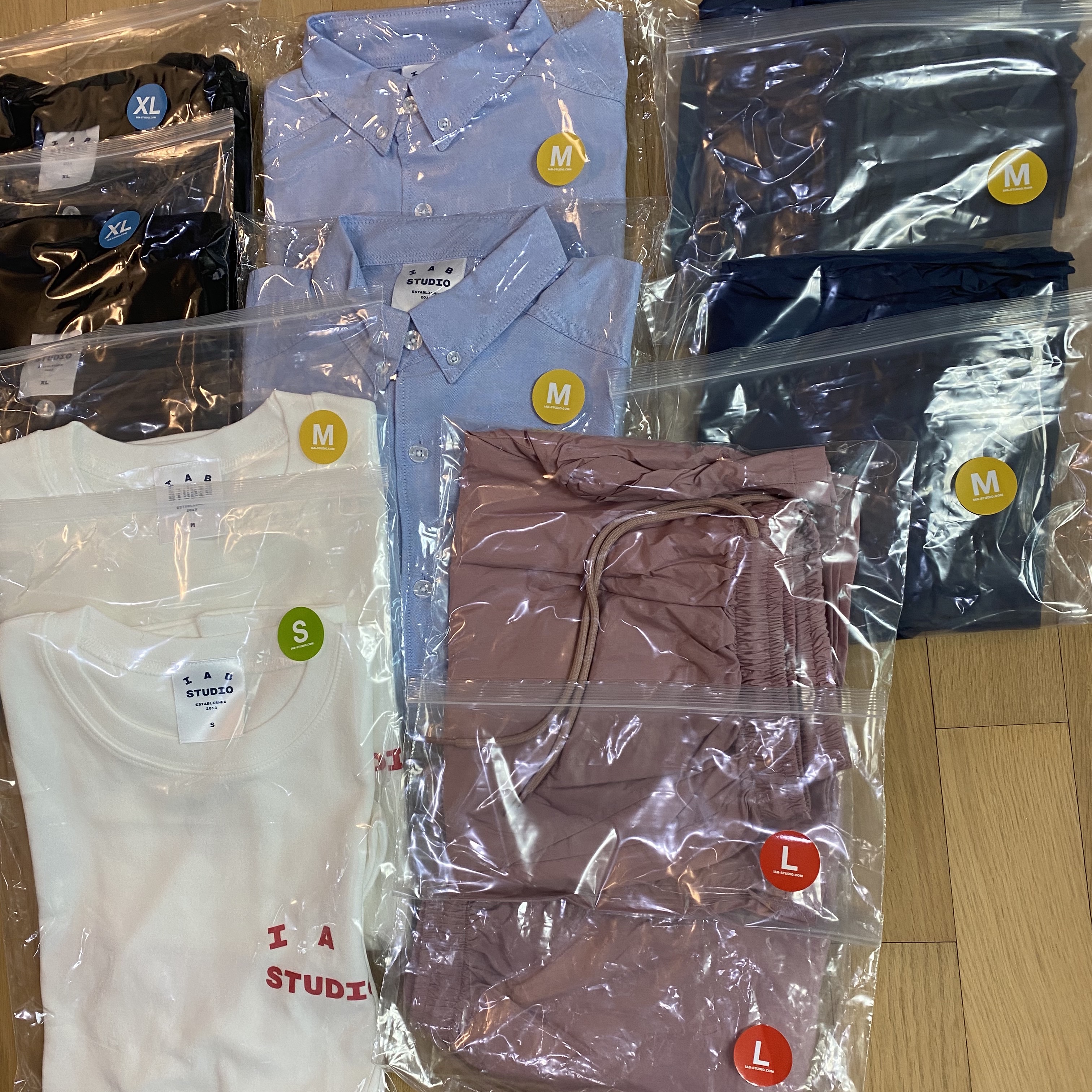 IAB Studio T-Shirt White - The Hyundai Seoul Exclusive, IAB Studio Woven Shorts Navy - The Hyundai Seoul Exclusive 착용 스타일 - 2