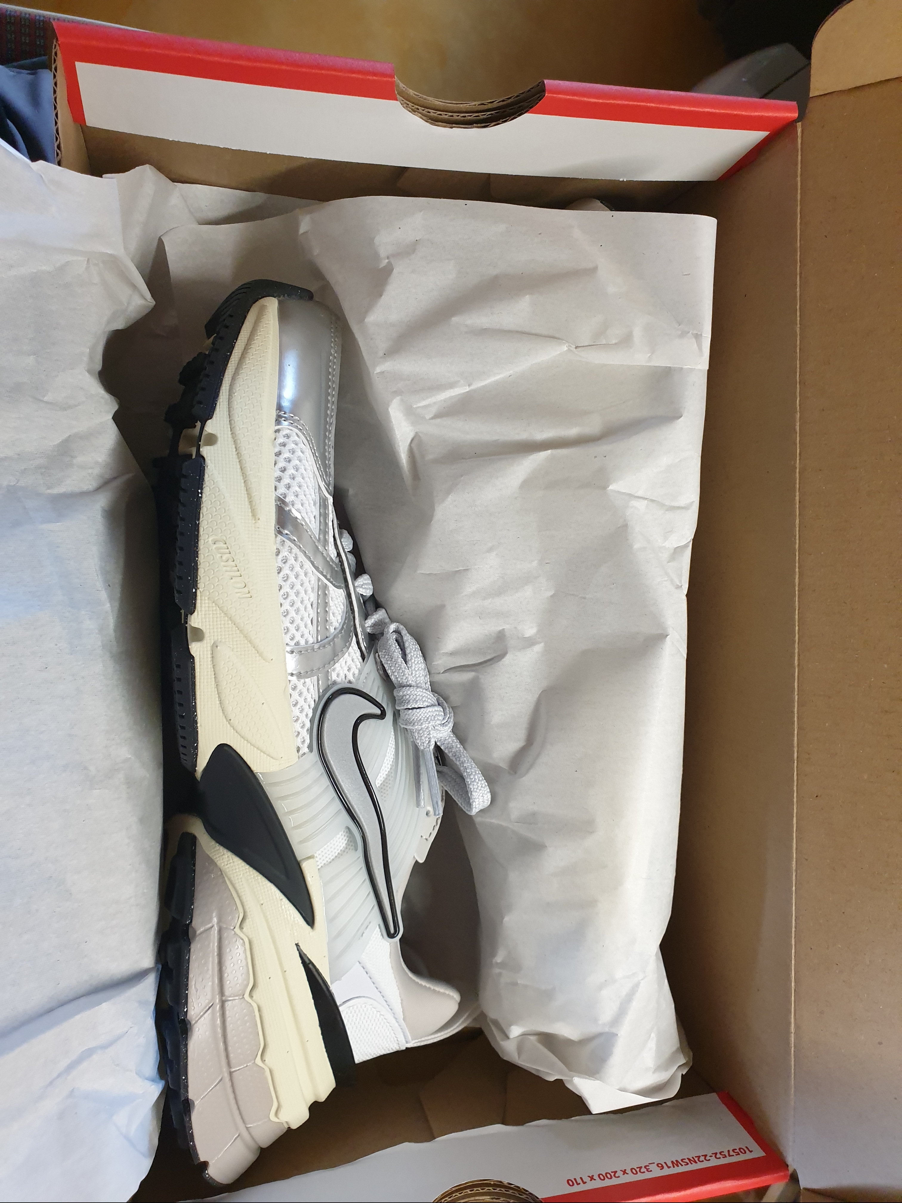 Nike V2K Run Summit White Metallic Silver 착용 스타일