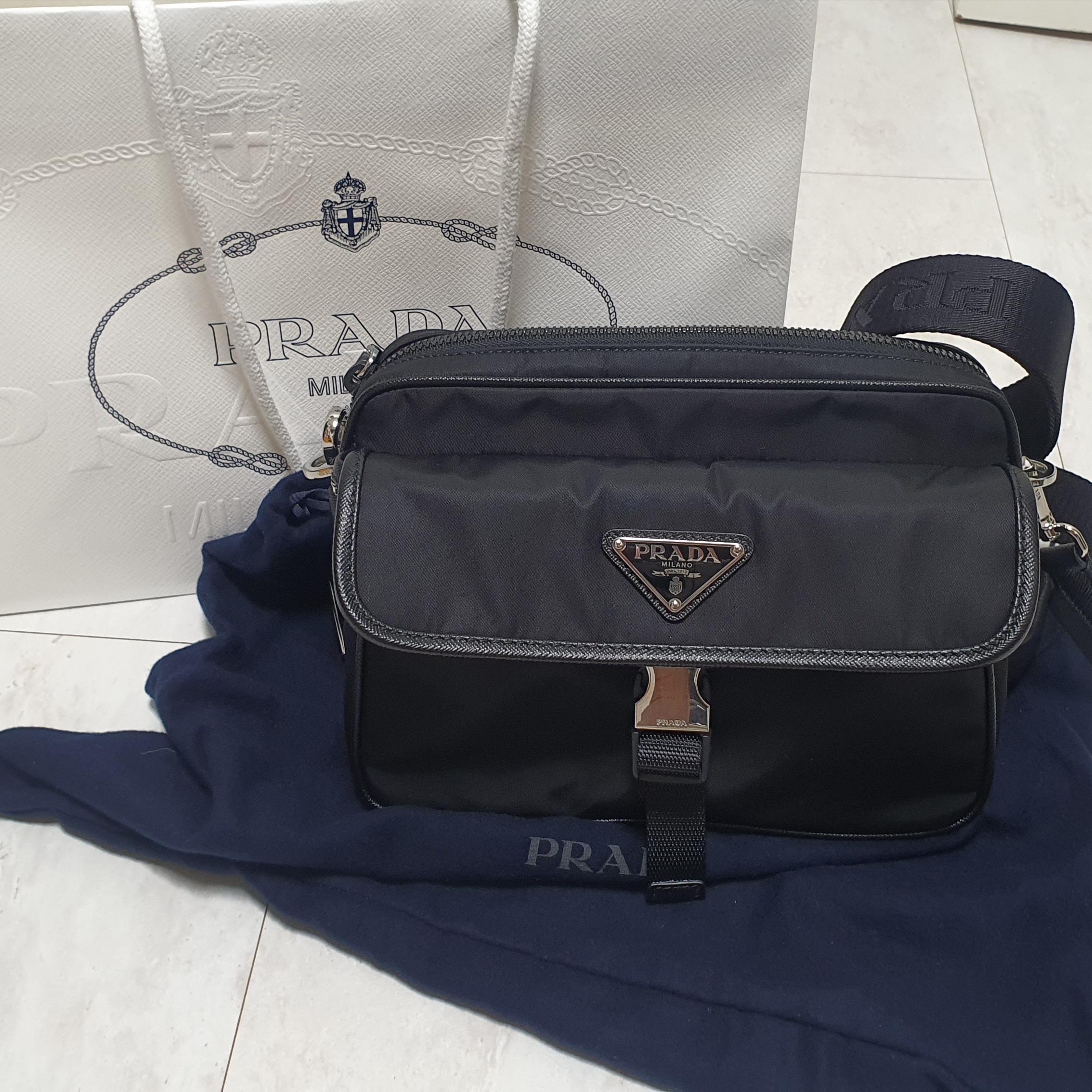 Prada Re-Nylon and Saffiano Leather Shoulder Bag Black 착용 스타일