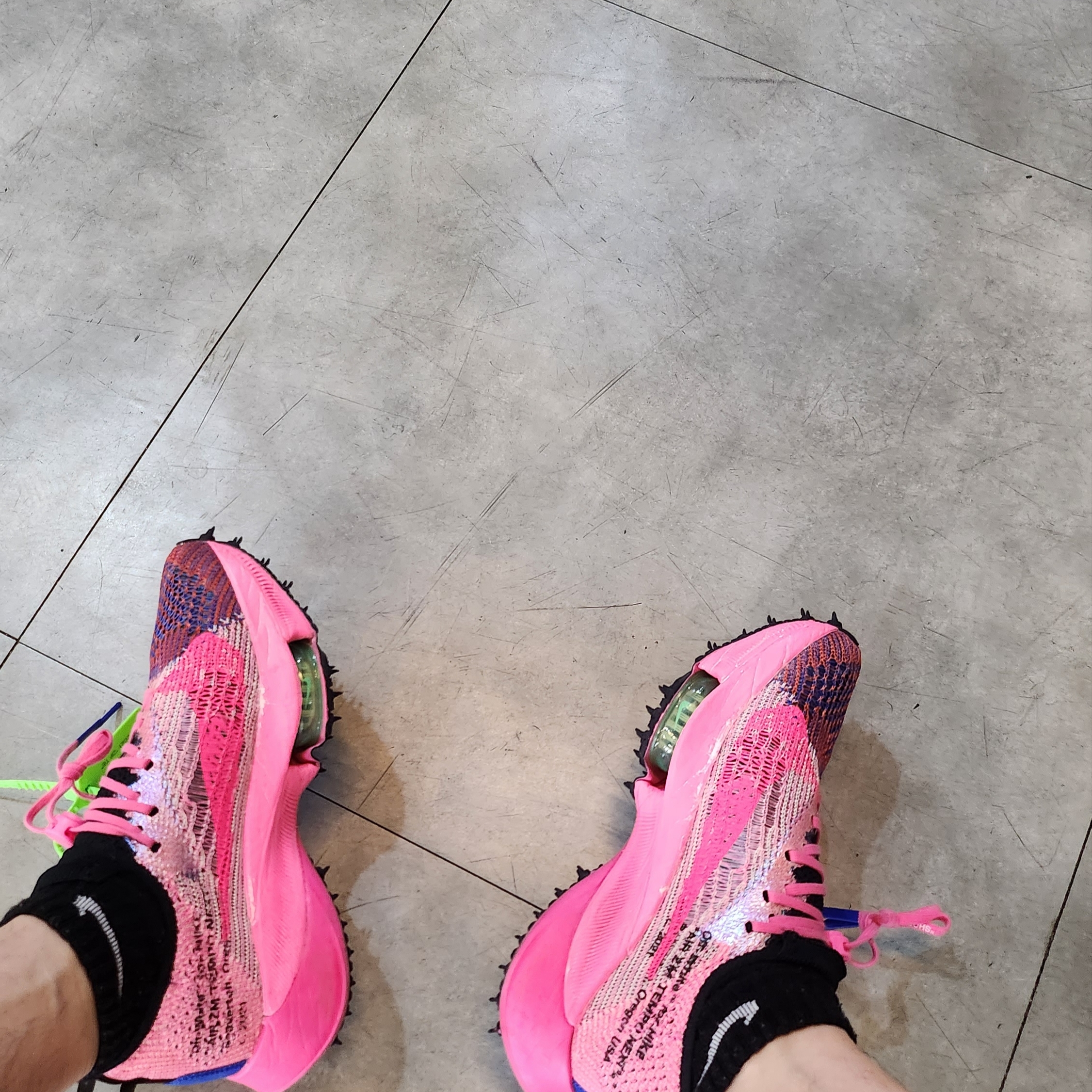 Nike x Off-White Air Zoom Tempo Next% Pink Glow 착용 스타일 - 1