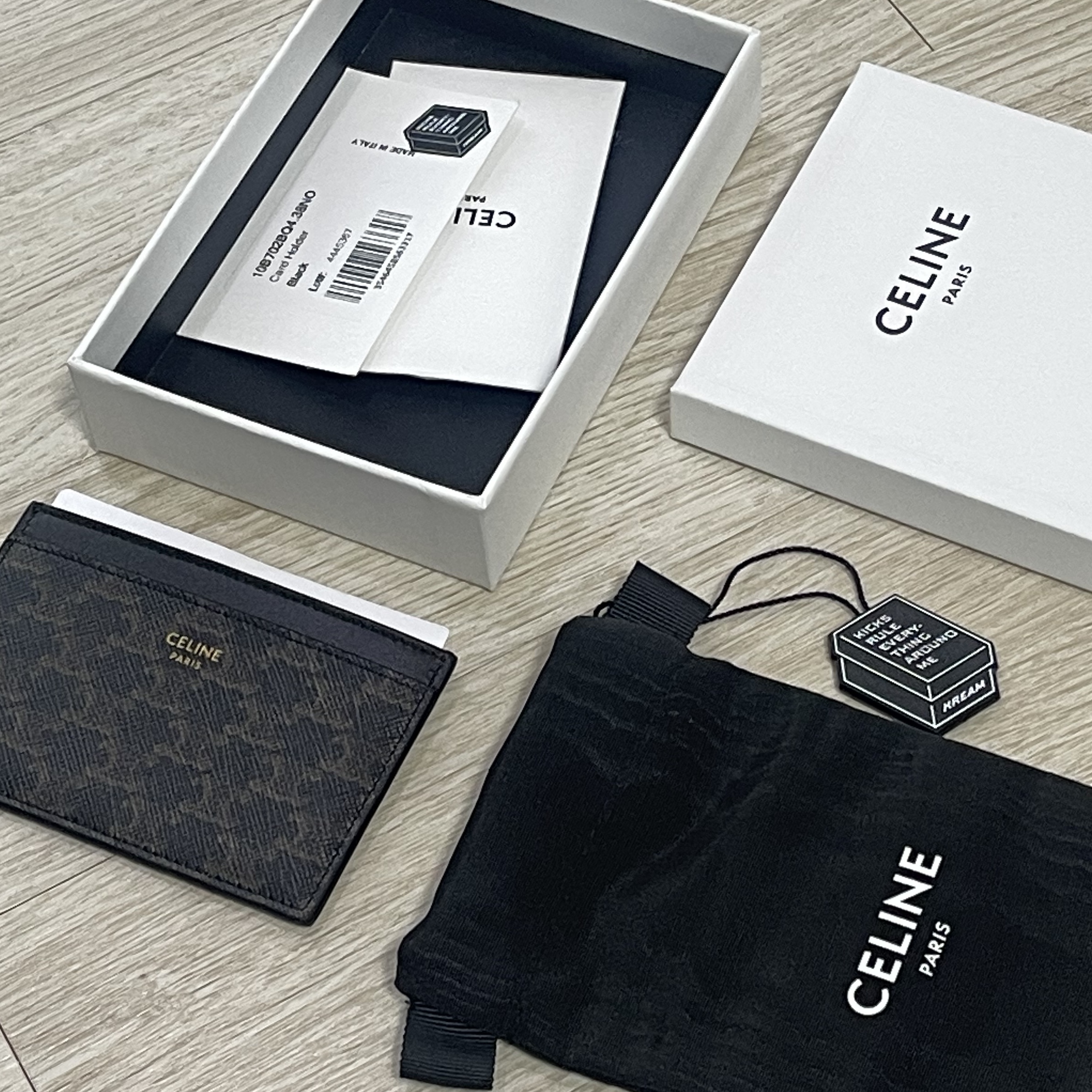 Celine Card Holder in Triomphe Canvas and Calfskin Black 착용 스타일