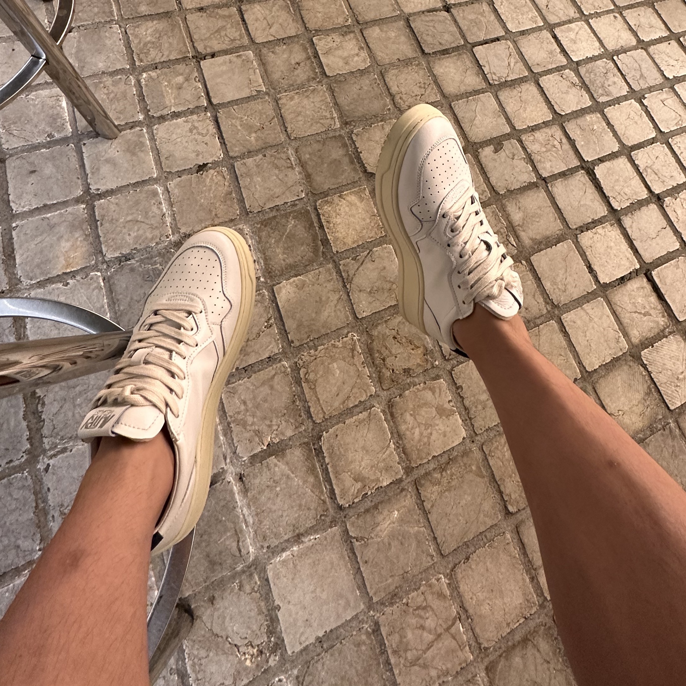 Autry Medalist Low Leather Sneakers White Blue 착용 스타일 - 2