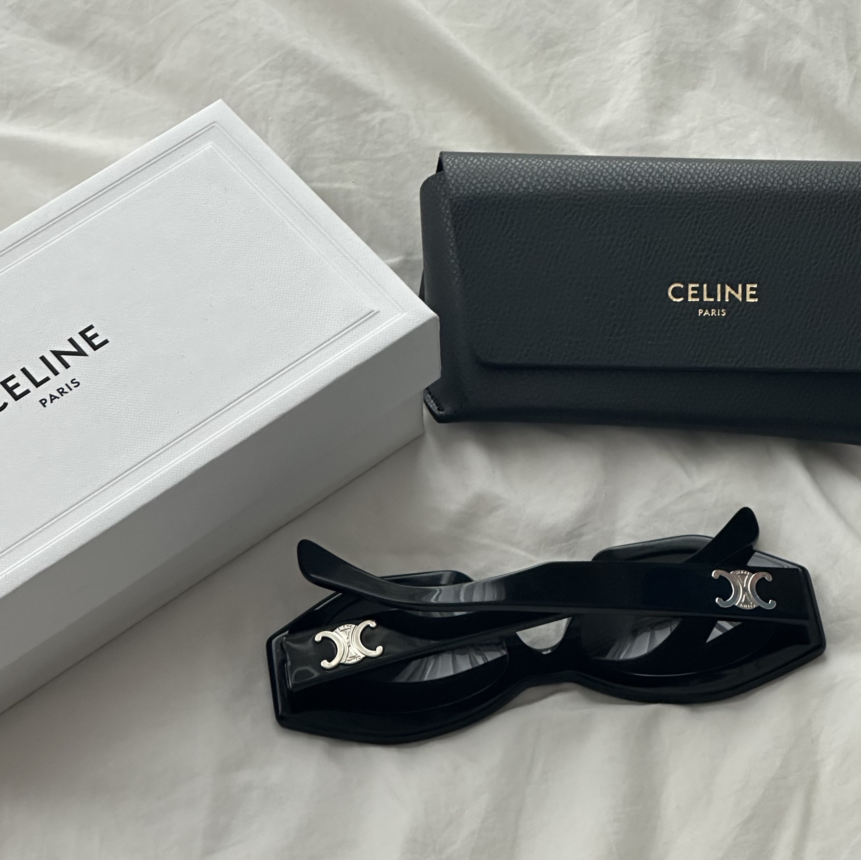 (W) Celine Triomphe 01 Sunglasses in Acetate Black 착용 스타일 - 2