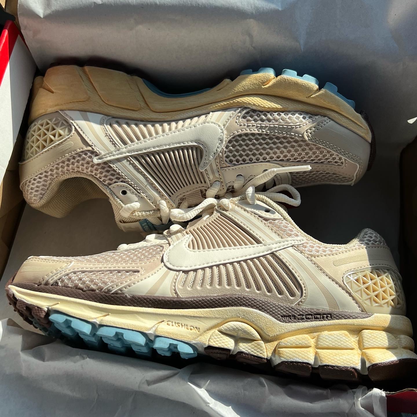 (W) Nike Zoom Vomero 5 Oatmeal 착용 스타일 - 1