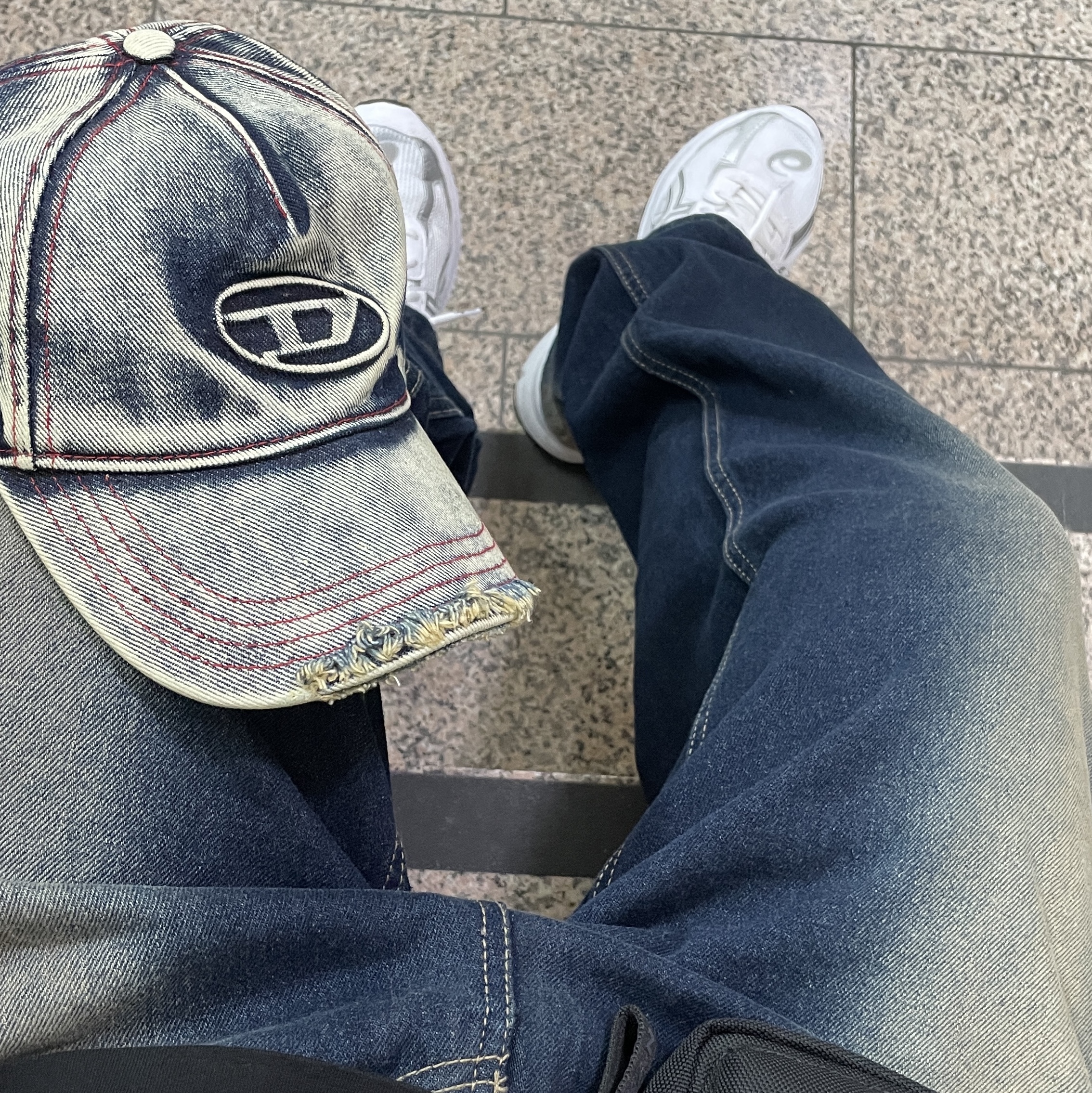 Diesel C-Seymon Treated Denim Baseball Cap Blue White 착용 스타일 - 2