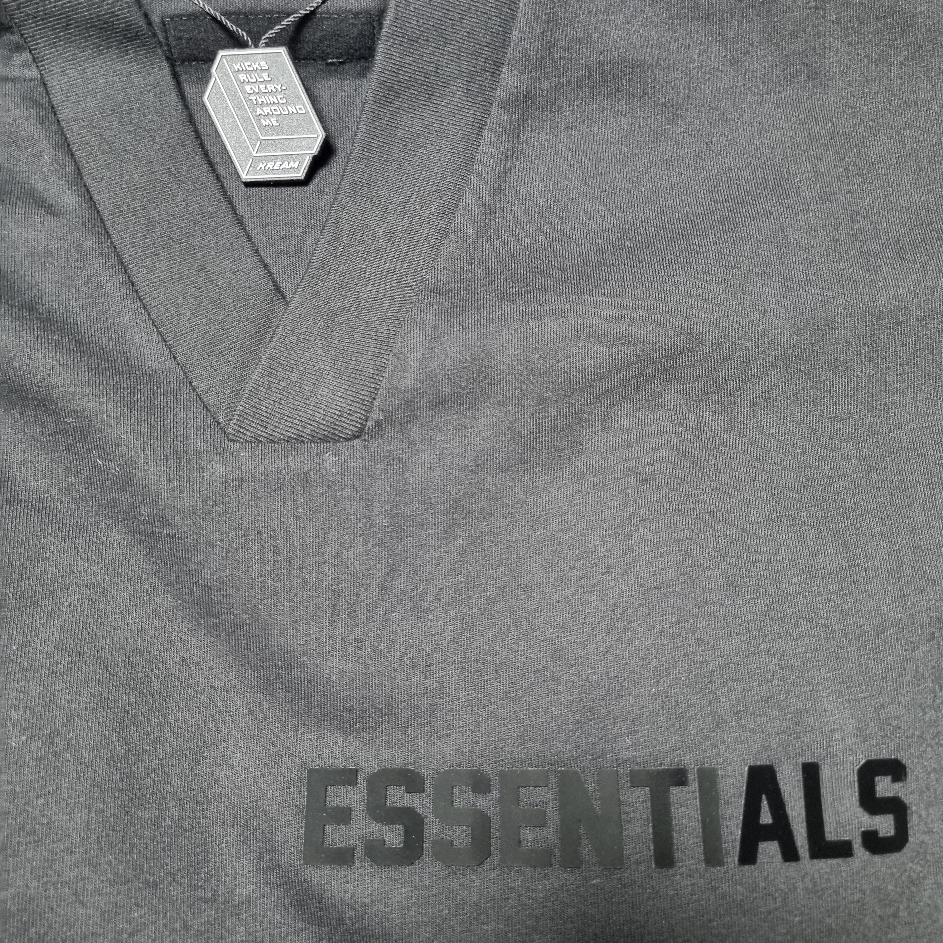 Essentials The Black Collection V-Neck Black - 23SS 착용 스타일