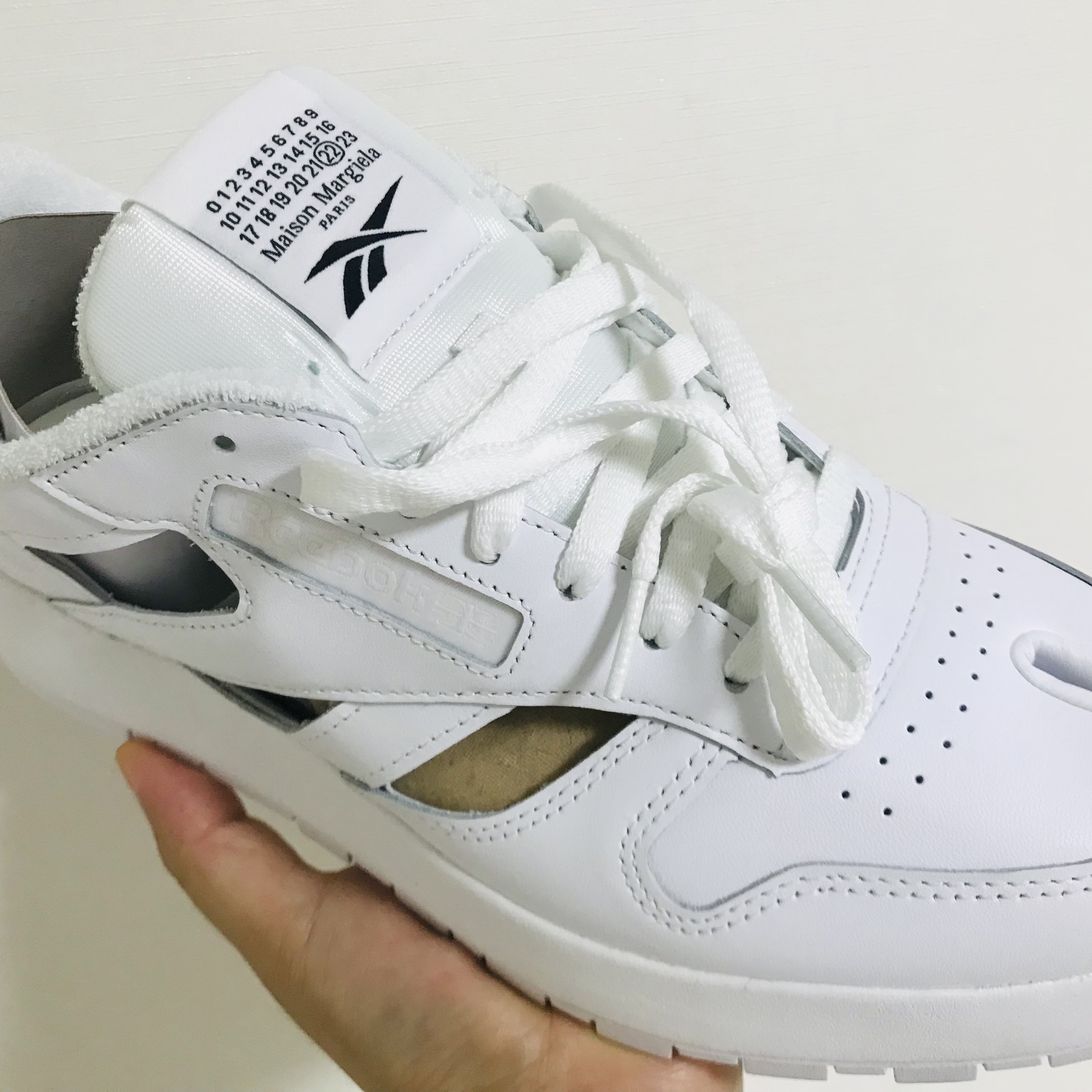 Reebok x Maison Margiela Classic Leather Decortique Tabi Shoes White 착용 스타일